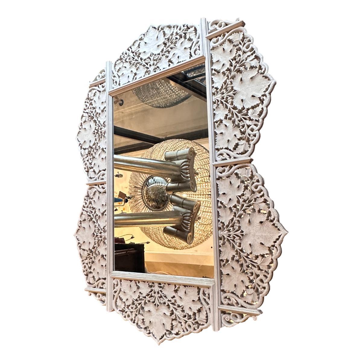 Miroir en bois sculpté et peint à motif de feuillage, datant des années 1920.

Mesures :
Hauteur : 46.5