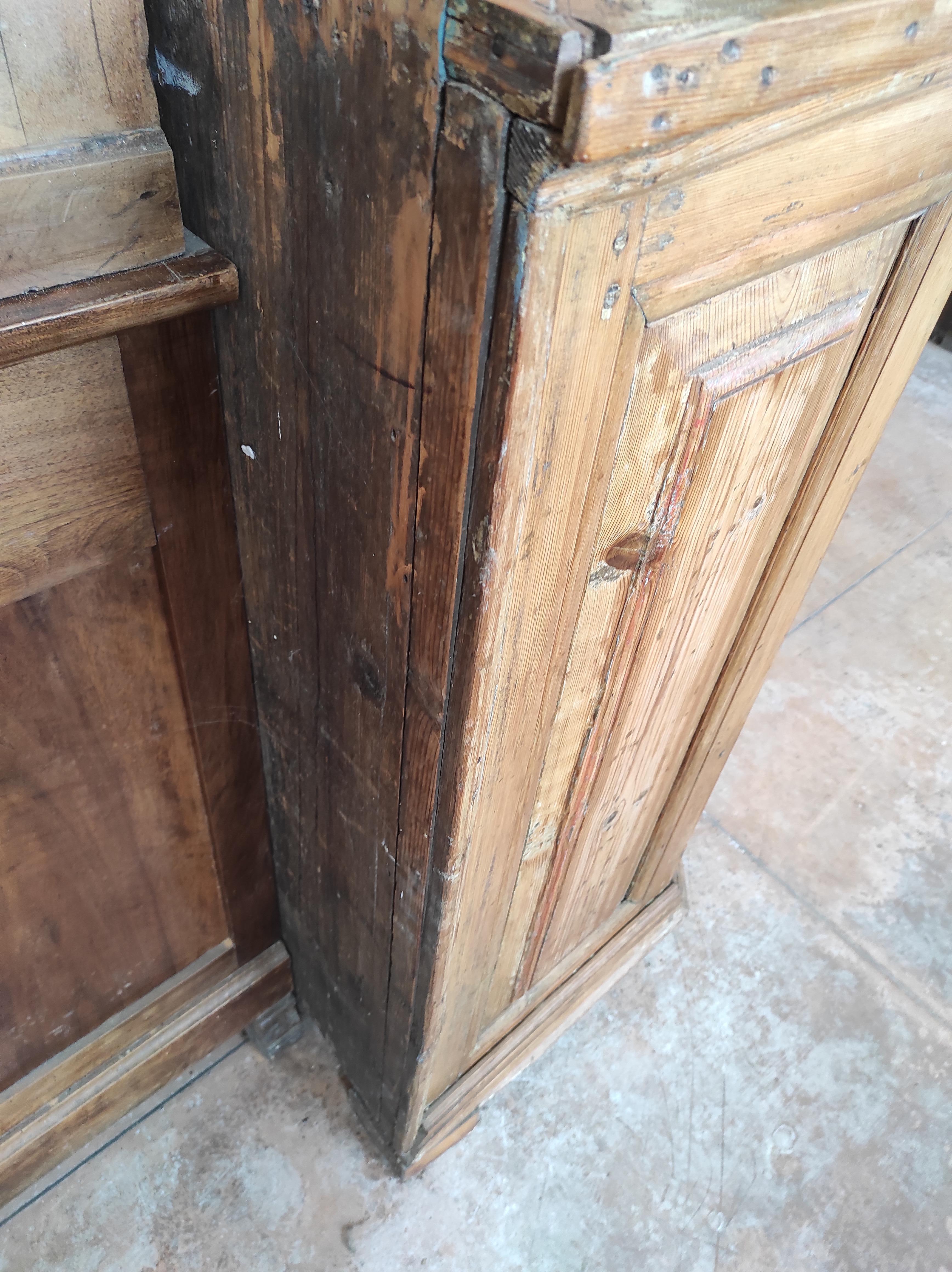 Rustic corner piece made of fir wood.
Very distinctive shape that gives the cabinet maximum capacity.
Period late 1800s Trent origin.
It was bought in Italy in a Brescia villa but its style suggests it belonged to a mountain resistance.
I believe it