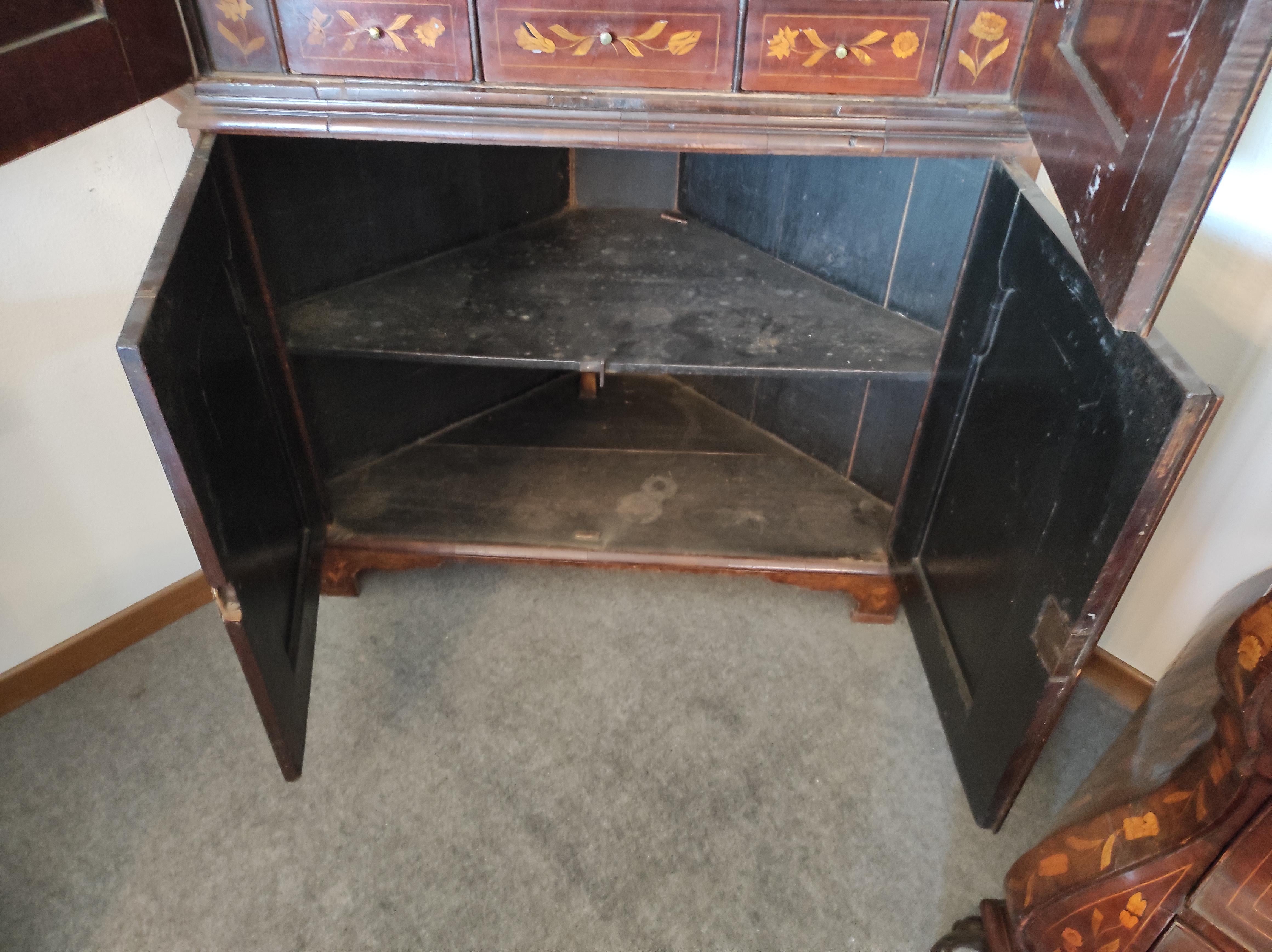 Dutch mahogany corner piece late 1700s period
Fully inlaid with internal drawers.
It is still deliberately to be restored because it is important for the buyer to see its original patina and how beautiful it has been kept over time.By restoration I