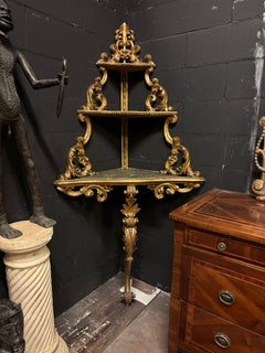 Angoliera a giorno, in legno scolpito, laccato e dorato, italia