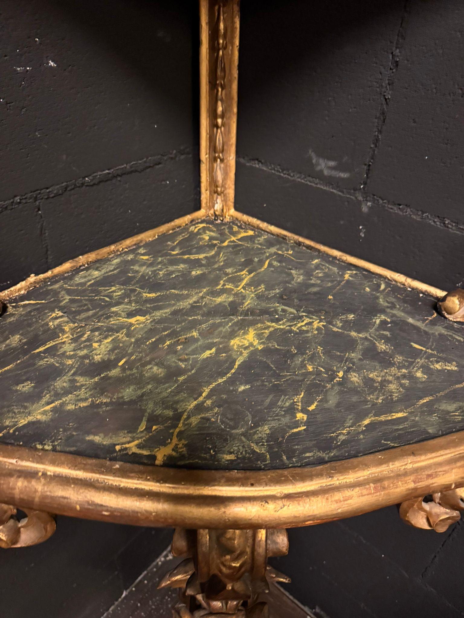 18th Century and Earlier Angoliera a giorno, in legno scolpito, laccato e dorato, italia For Sale