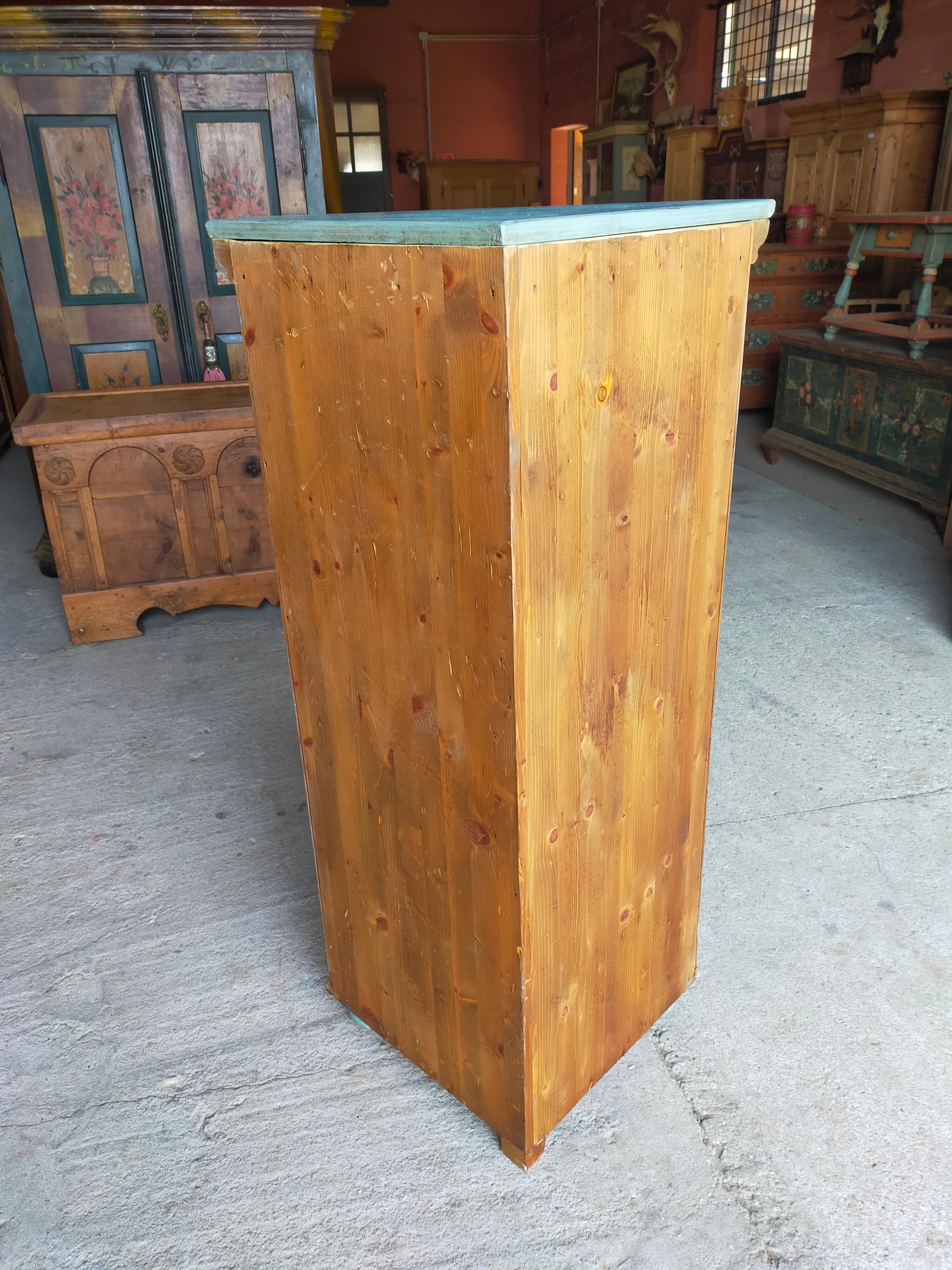 Spruce corner cabinet, early 1900s In Good Condition In Casaleone, IT