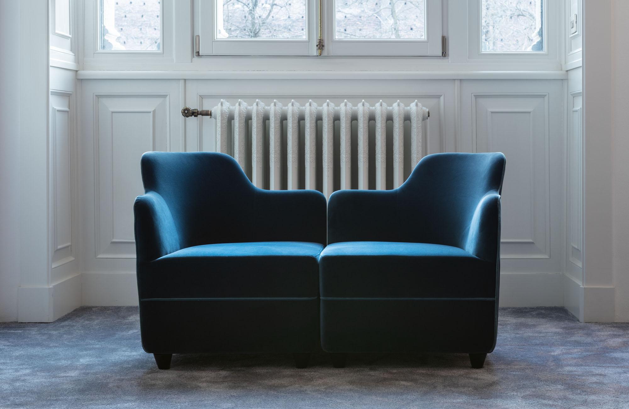 Kleiner Sessel mit Samtbezug in einer breiten Palette von Farben. Er kann mit anderen Sesseln oder Pouf-Modulen kombiniert werden, um größere, modulare Kombinationen zu schaffen.
Corrado Corradi Dell'acqua erfand 1963 den kantigen Sessel neu, der