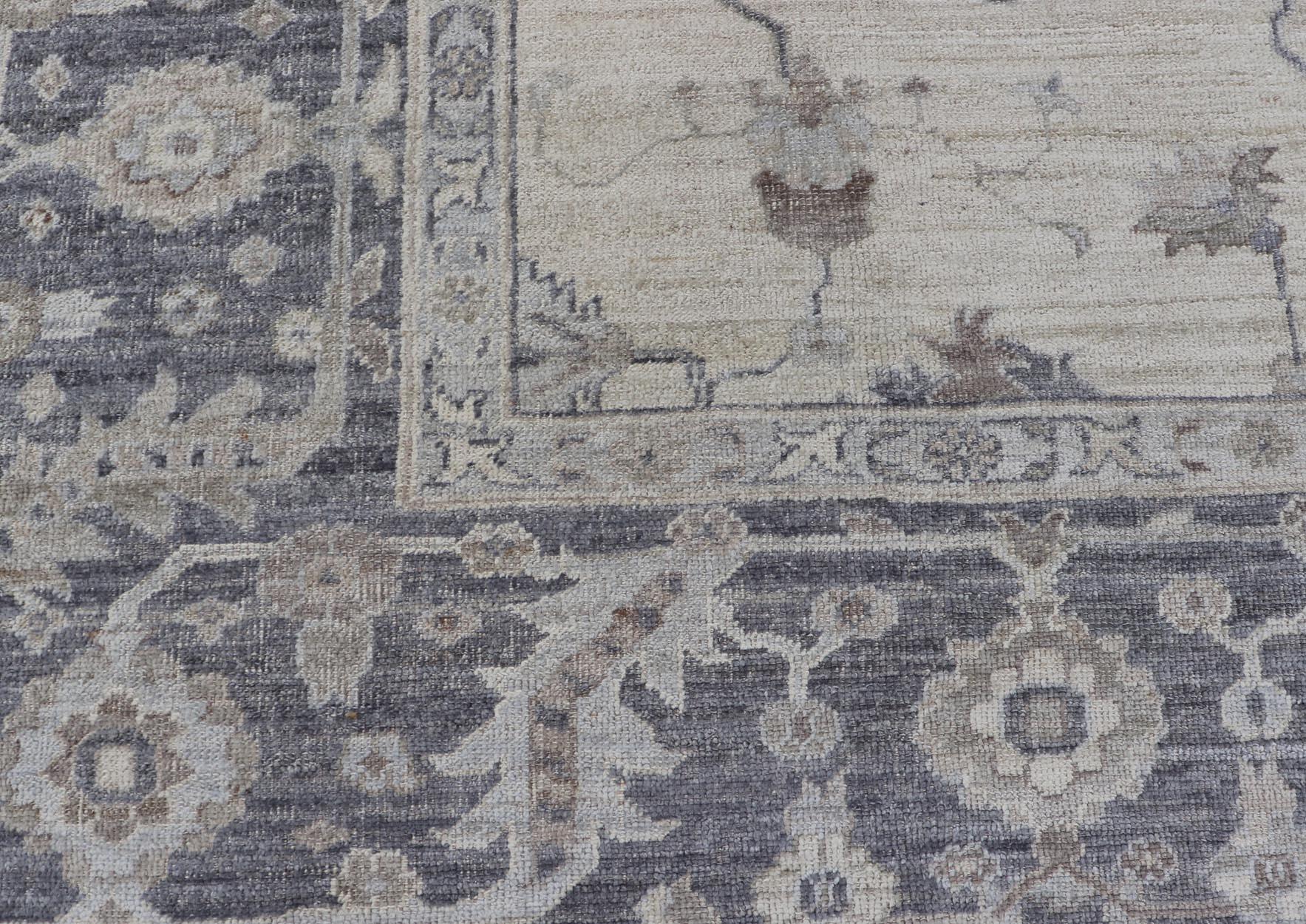 Turco Tappeto turco Angora Oushak con sfumature di grigio, avorio e argento di Keivan Woven Arts in vendita