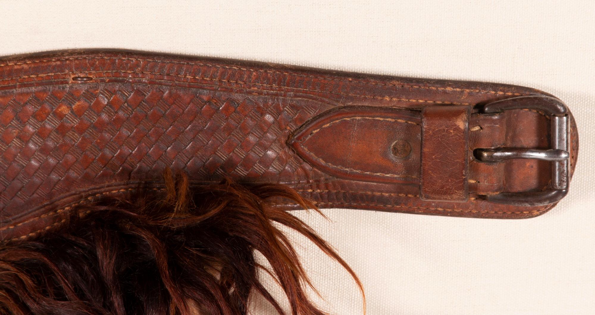 Américain Angora avec un beau cuir ouvragé, fabriqué par John Clark Saddlery en vente