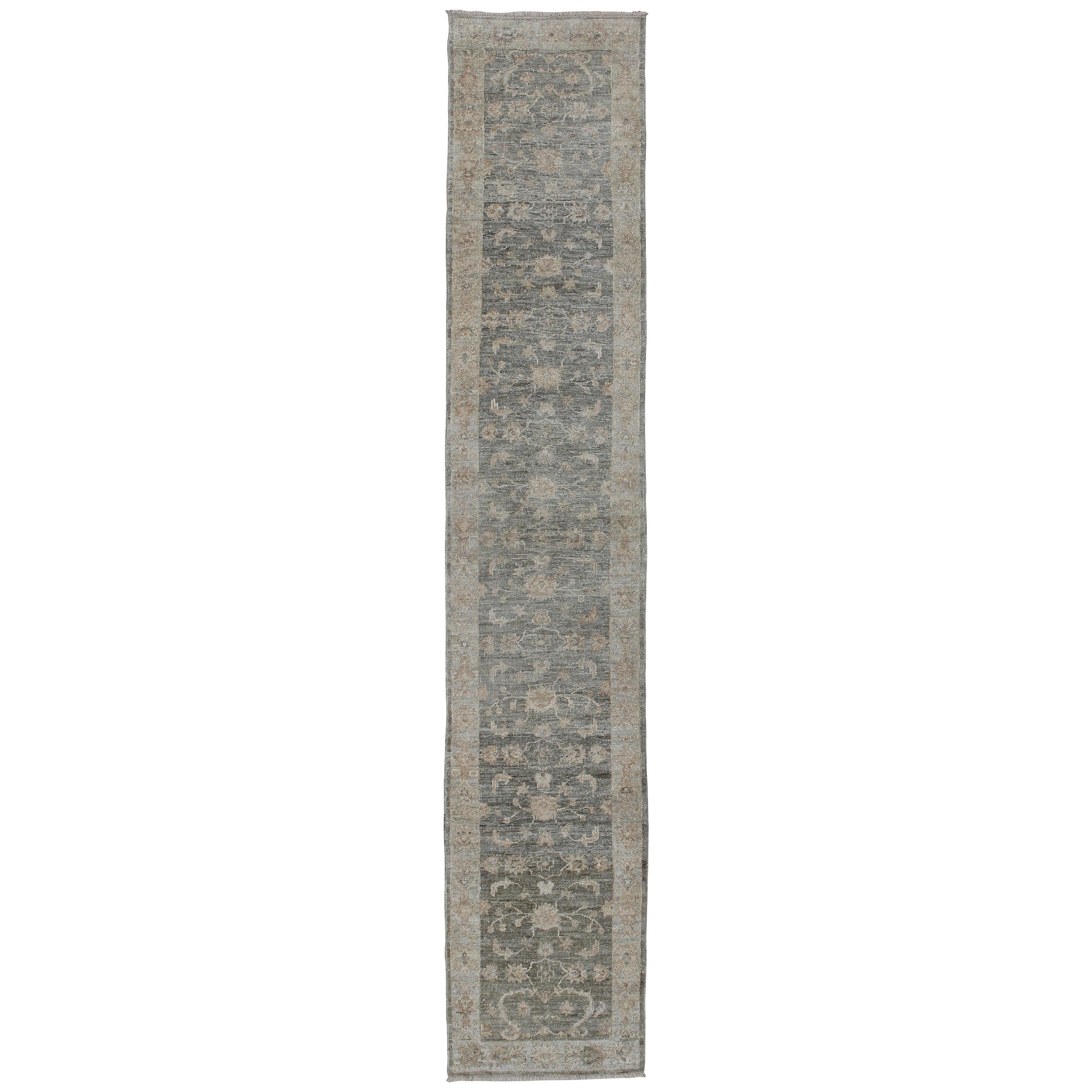 Long tapis de couloir turc Oushak Angora avec fond gris-vert et bordure vert clair