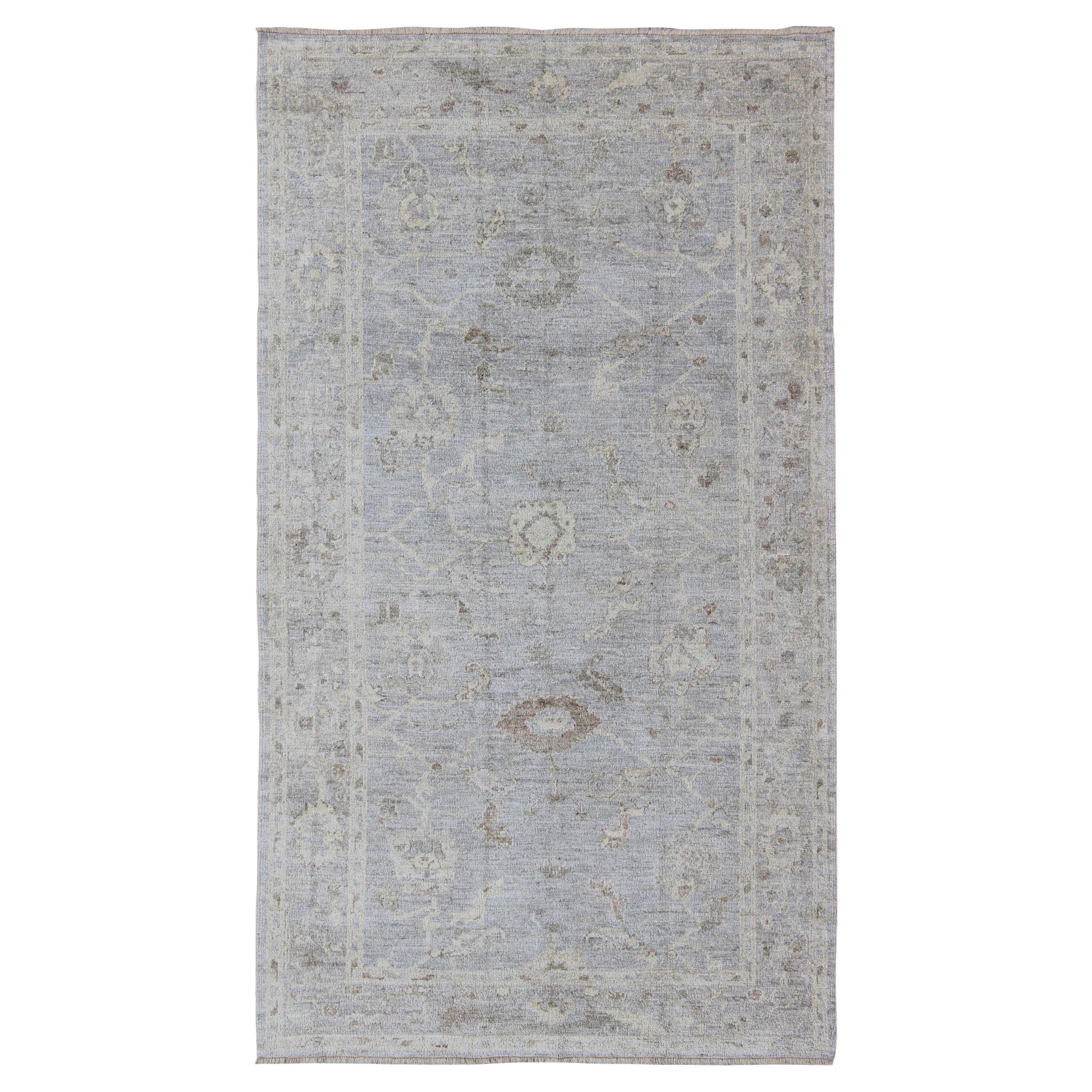 Alfombra turca de galería Angora Oushak en tonos azul claro, plata y topo