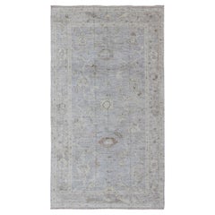 Tapis turc d'Angora Oushak dans des tons de bleu clair, argent et taupe