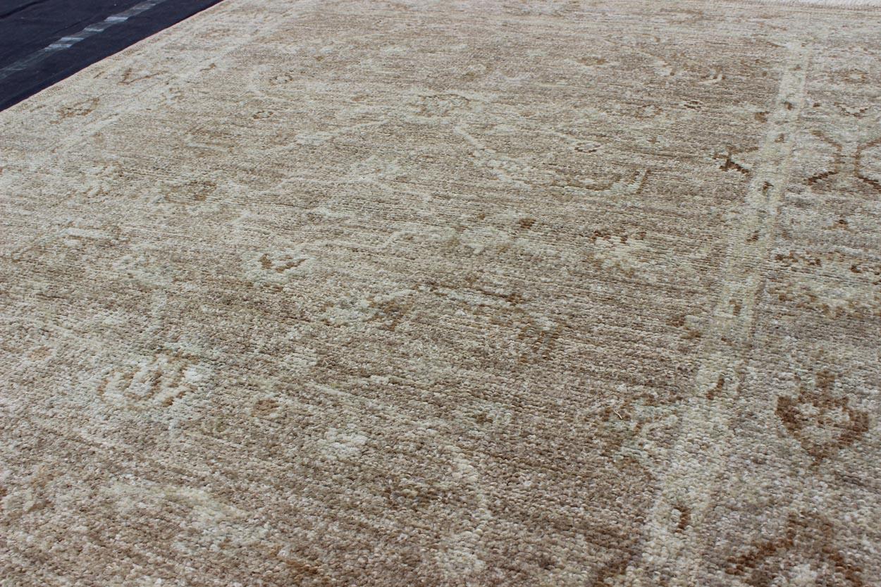 Angora Oushak Türkischer Teppich in warmen Farben von Keivan Woven Arts  4'1 x 5'8 (Wolle) im Angebot