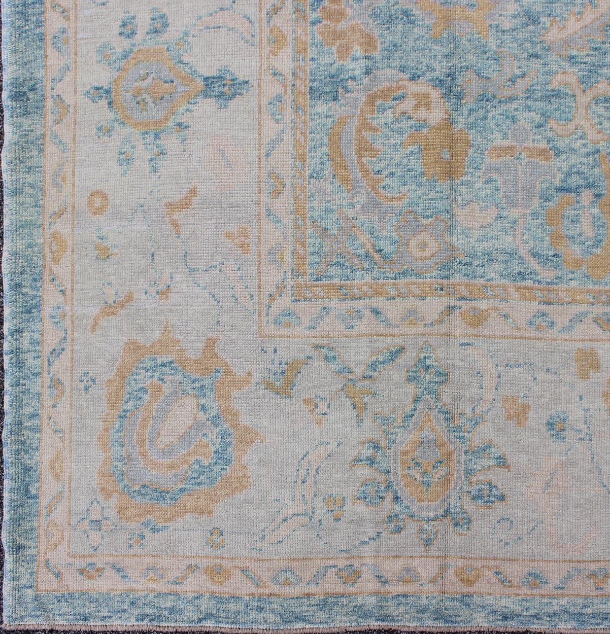 Oushak-Teppich aus Angora in Blau, Silber, Taupe und Hellbraun aus der Türkei. Keivan Woven Arts / Teppich MSD-3381, Herkunftsland / Art: Türkei / Angora Oushak.
Maße: 10'10 x 12'1.
Dieses Stück aus unserer Angora Collection besteht aus einer