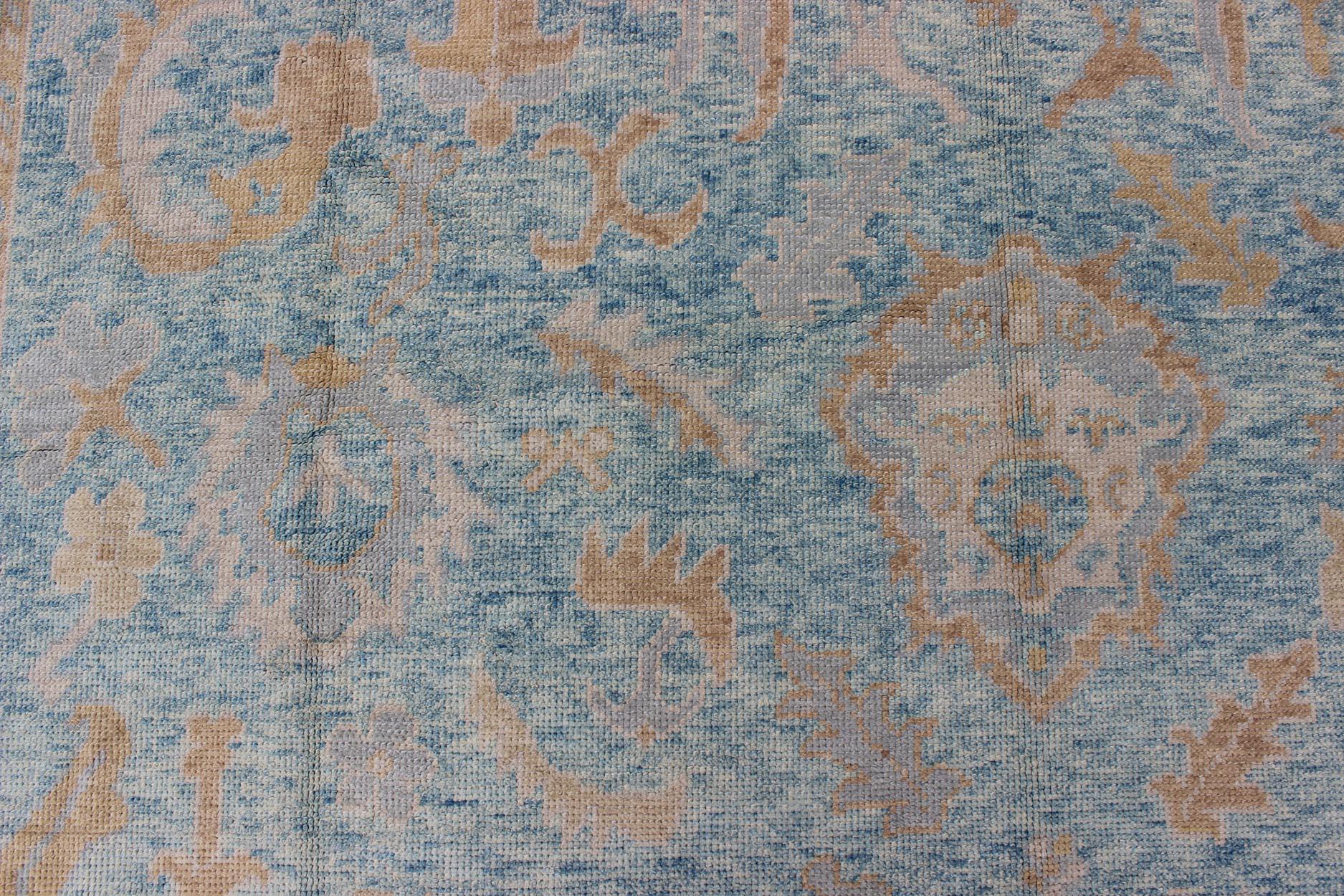 Türkischer Oushak-Teppich aus Angora in Blau, Silber, Taupe und Hellbraun (21. Jahrhundert und zeitgenössisch) im Angebot