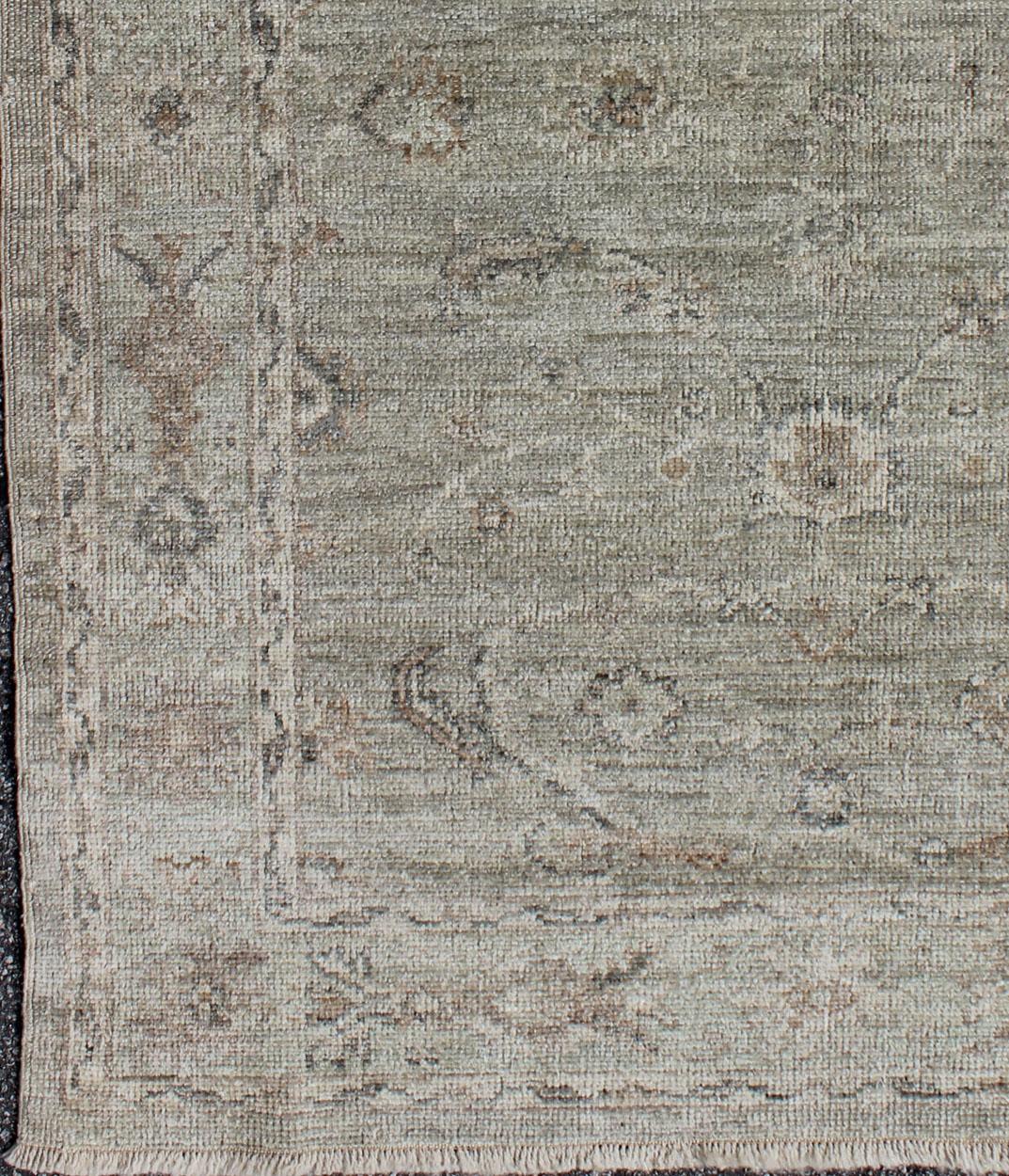 Turco Tappeto Angora Turkish Oushak in Greene & Greene Taupe con design sbiadito 4'0 x 5'5 in vendita