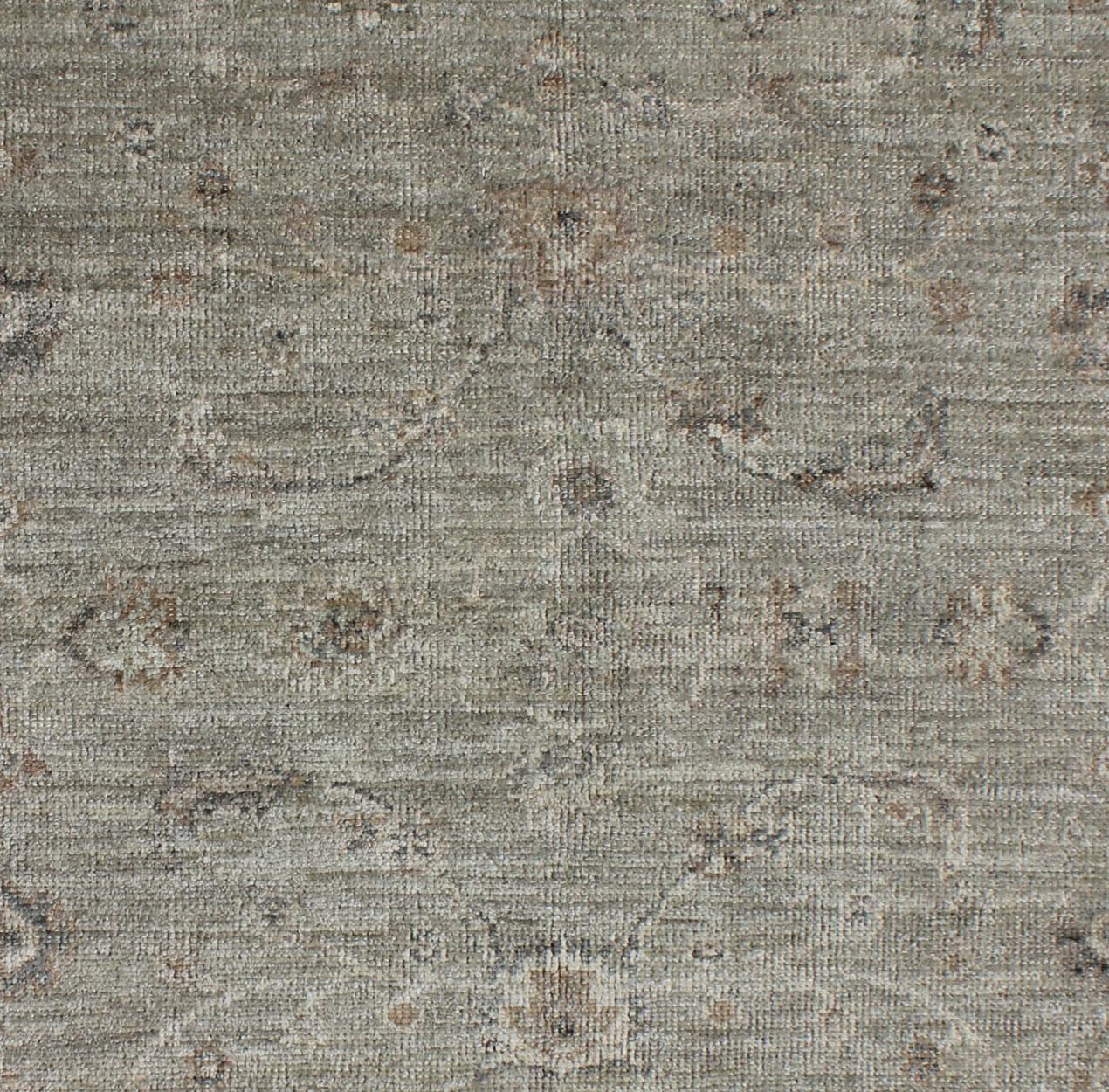 Annodato a mano Tappeto Angora Turkish Oushak in Greene & Greene Taupe con design sbiadito 4'0 x 5'5 in vendita