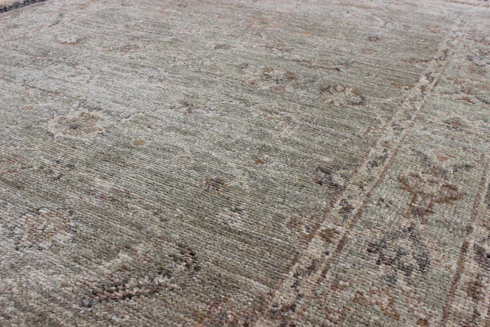 Tappeto Angora Turkish Oushak in Greene & Greene Taupe con design sbiadito 4'0 x 5'5 In condizioni buone in vendita a Atlanta, GA