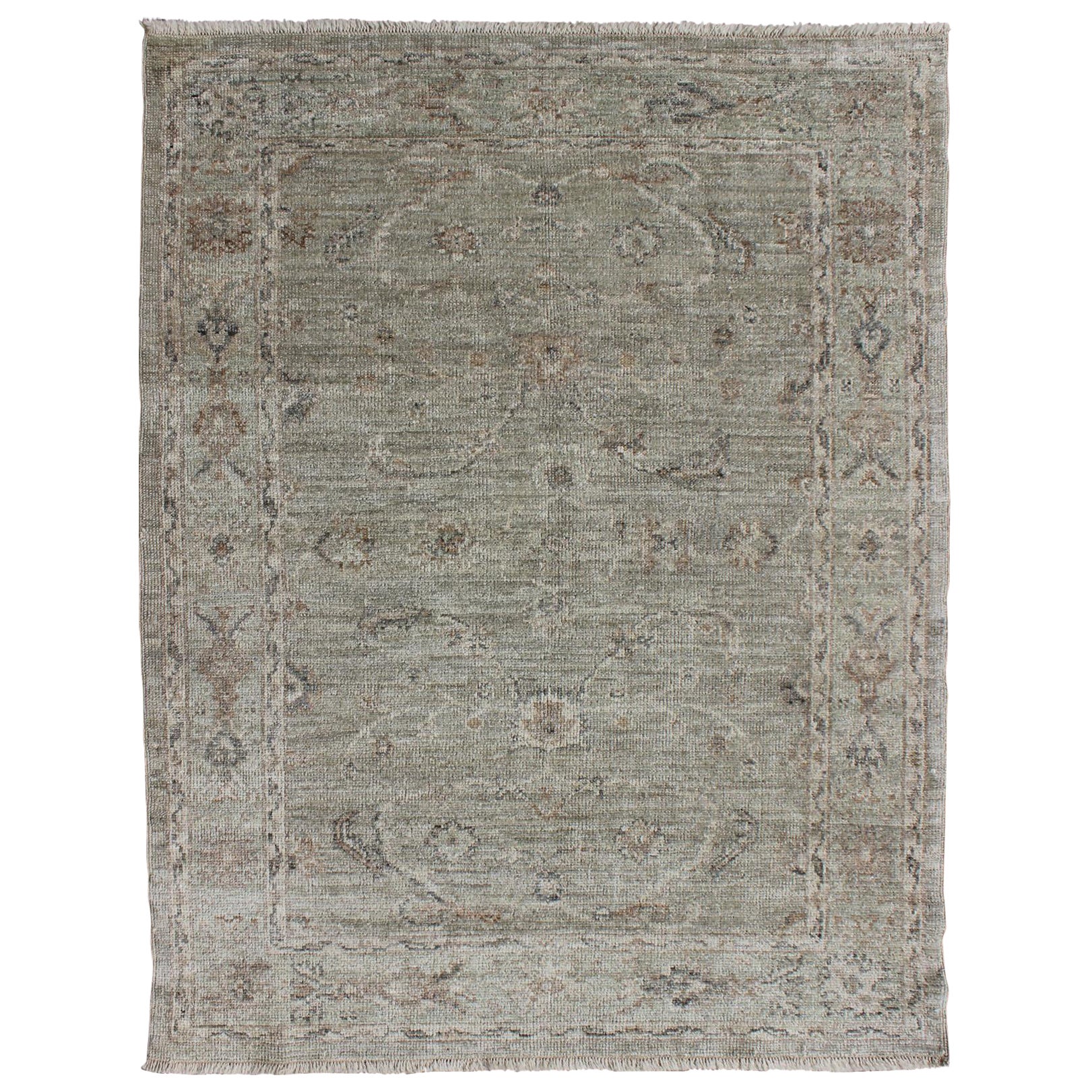Tapis turc Angora Oushak en vert Sage et taupe avec design délavé 4'0 x 5'5