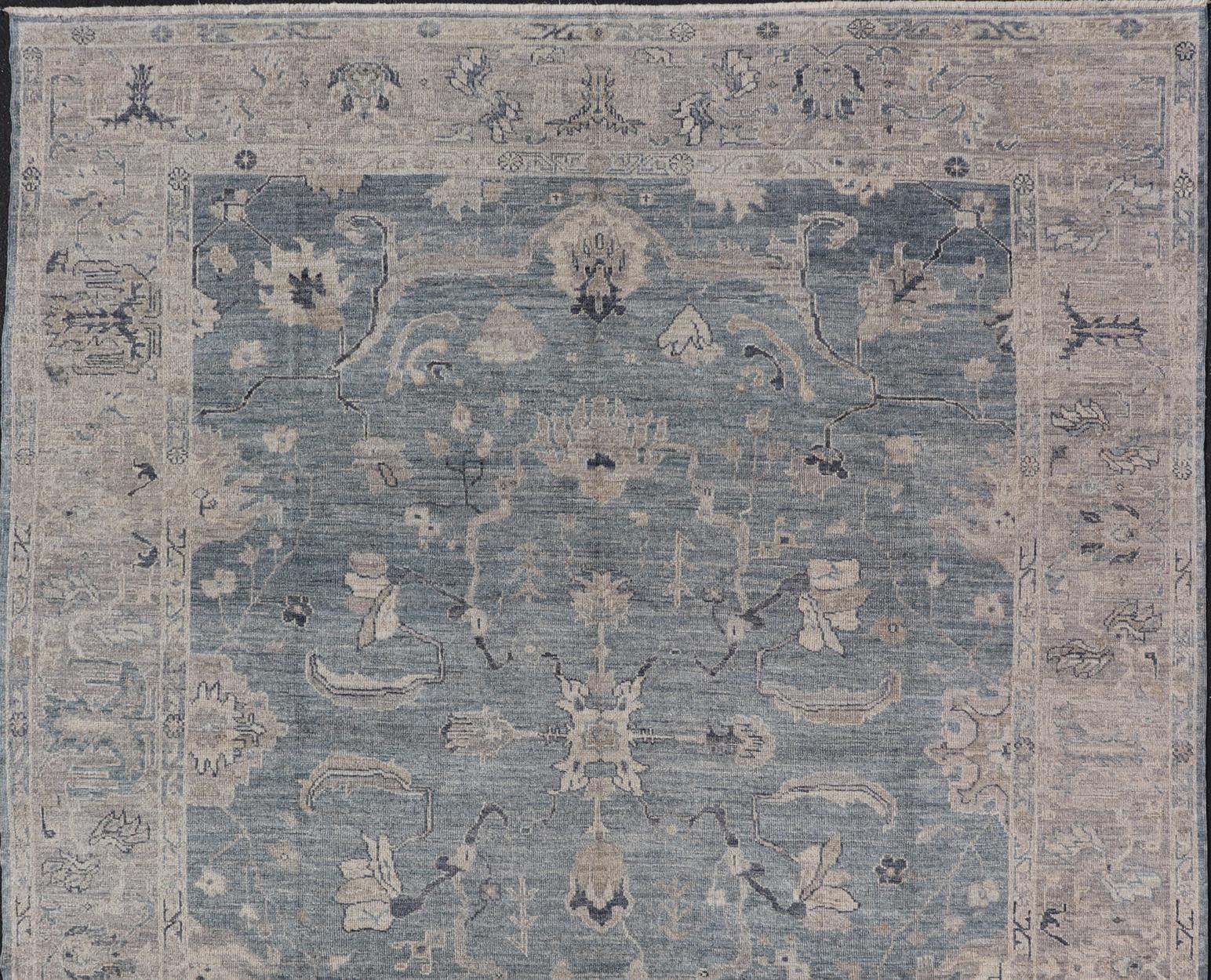 Tapis turc Angora Oushak en bleu serein et gris doux Keivan Woven Arts en vente 3