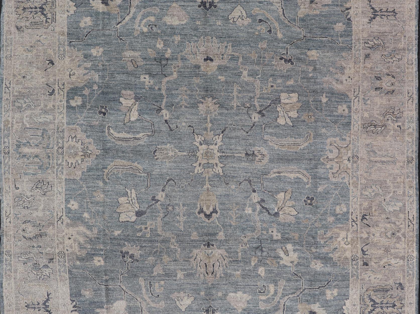 Tapis turc Angora Oushak en bleu serein et gris doux Keivan Woven Arts en vente 4