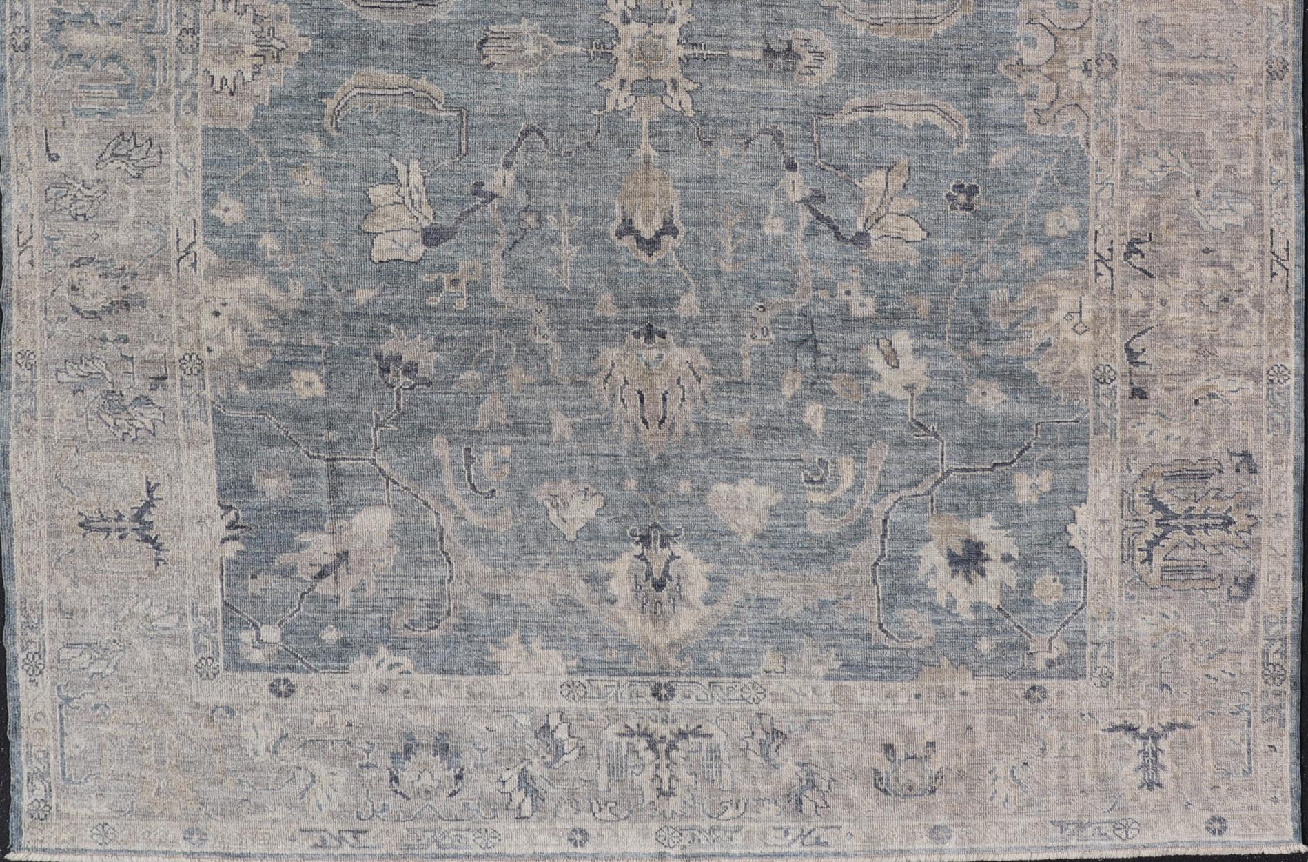 Tapis turc Angora Oushak en bleu serein et gris doux Keivan Woven Arts en vente 5