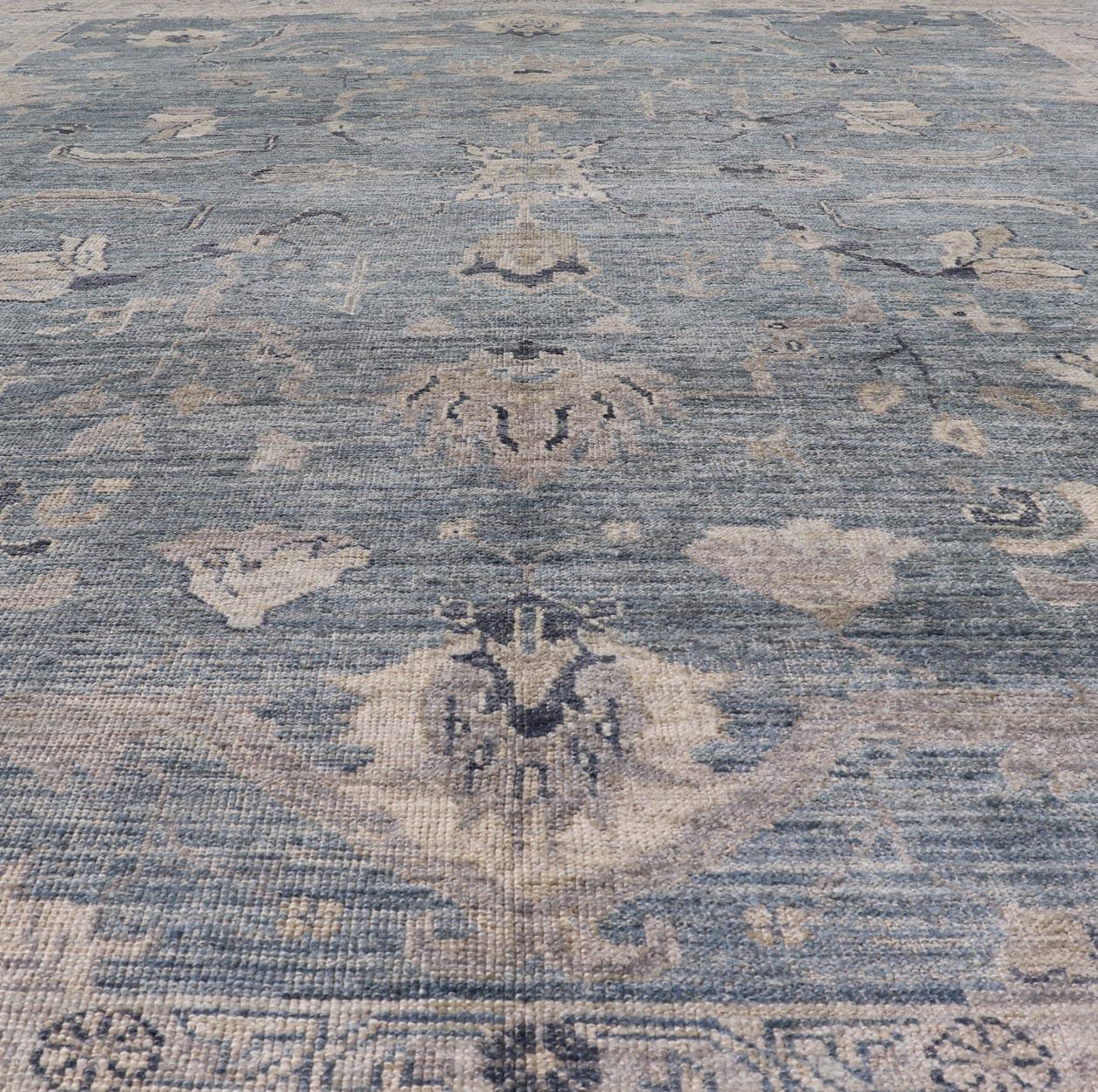 Turc Tapis turc Angora Oushak en bleu serein et gris doux Keivan Woven Arts en vente