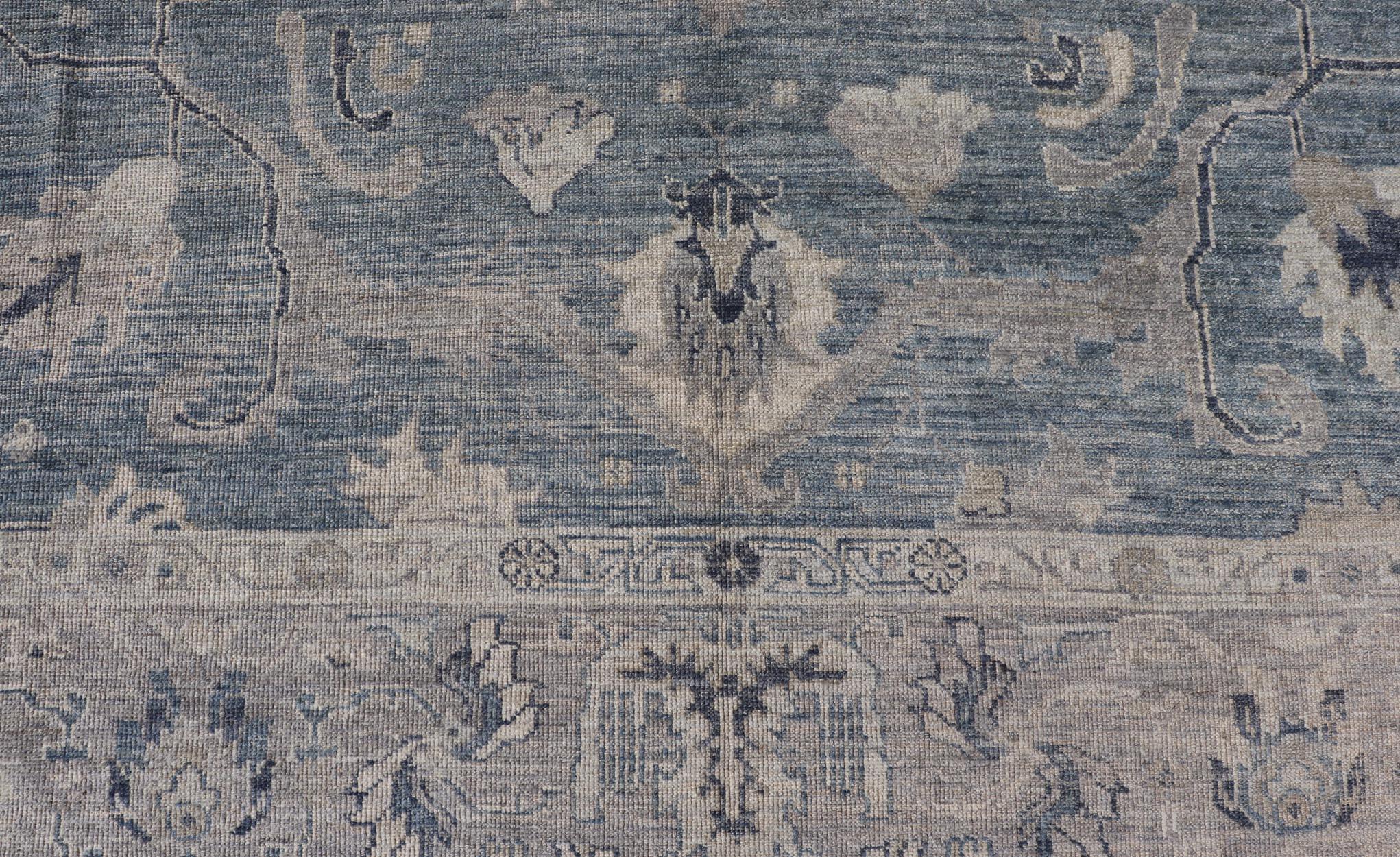 Noué à la main Tapis turc Angora Oushak en bleu serein et gris doux Keivan Woven Arts en vente