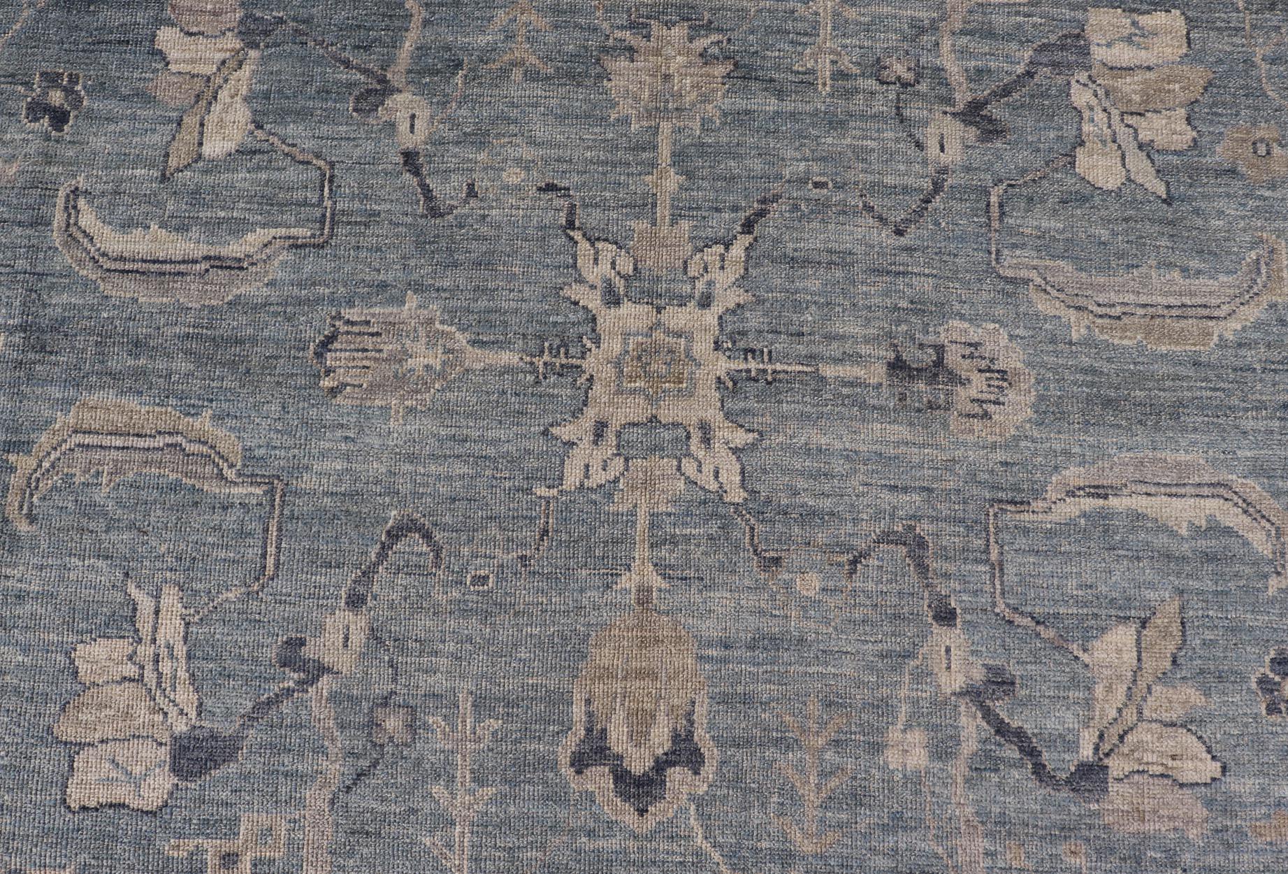 XXIe siècle et contemporain Tapis turc Angora Oushak en bleu serein et gris doux Keivan Woven Arts en vente