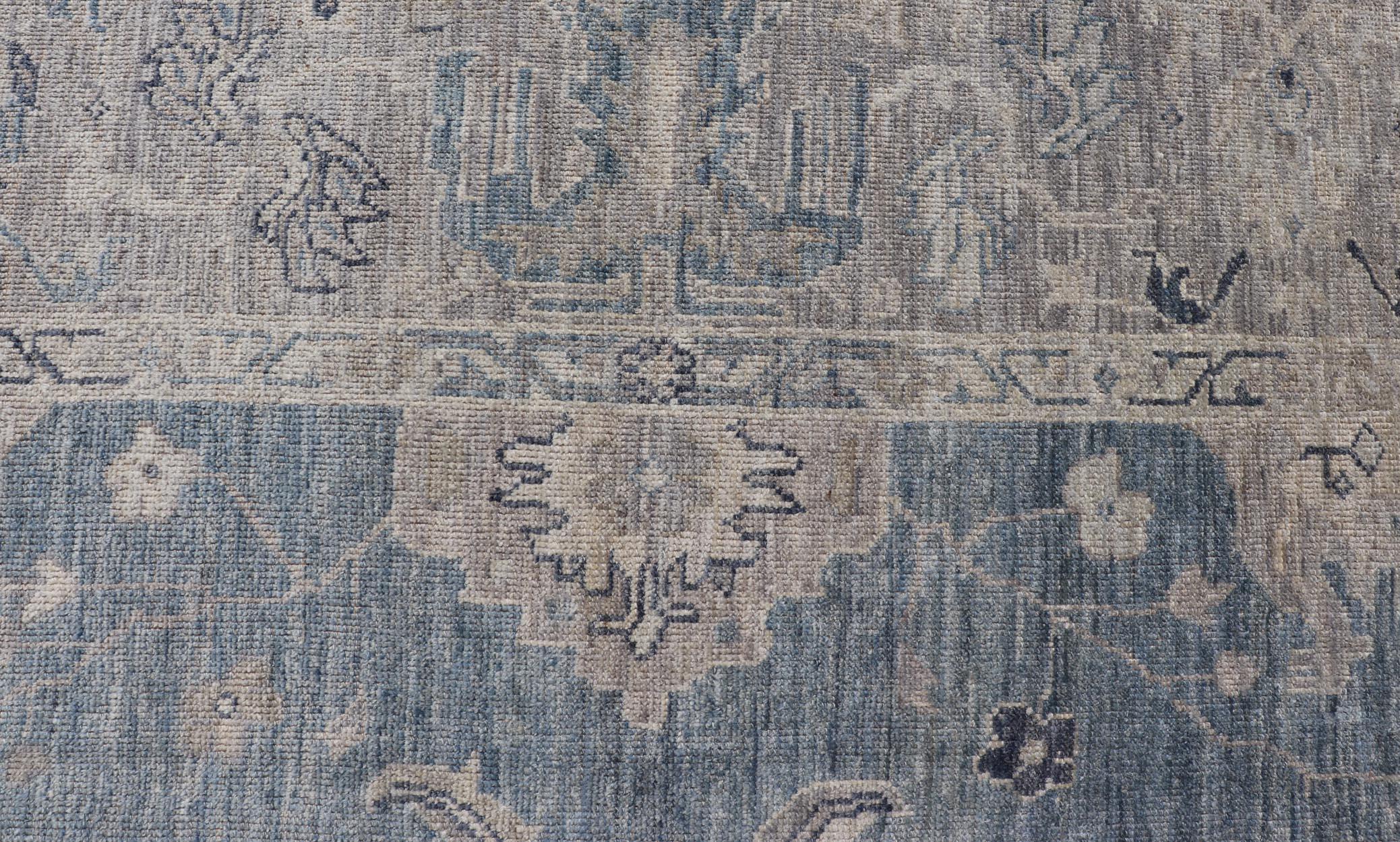 Laine Tapis turc Angora Oushak en bleu serein et gris doux Keivan Woven Arts en vente