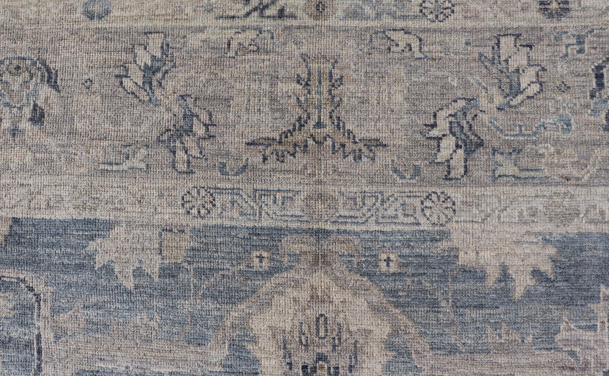 Tapis turc Angora Oushak en bleu serein et gris doux Keivan Woven Arts en vente 1
