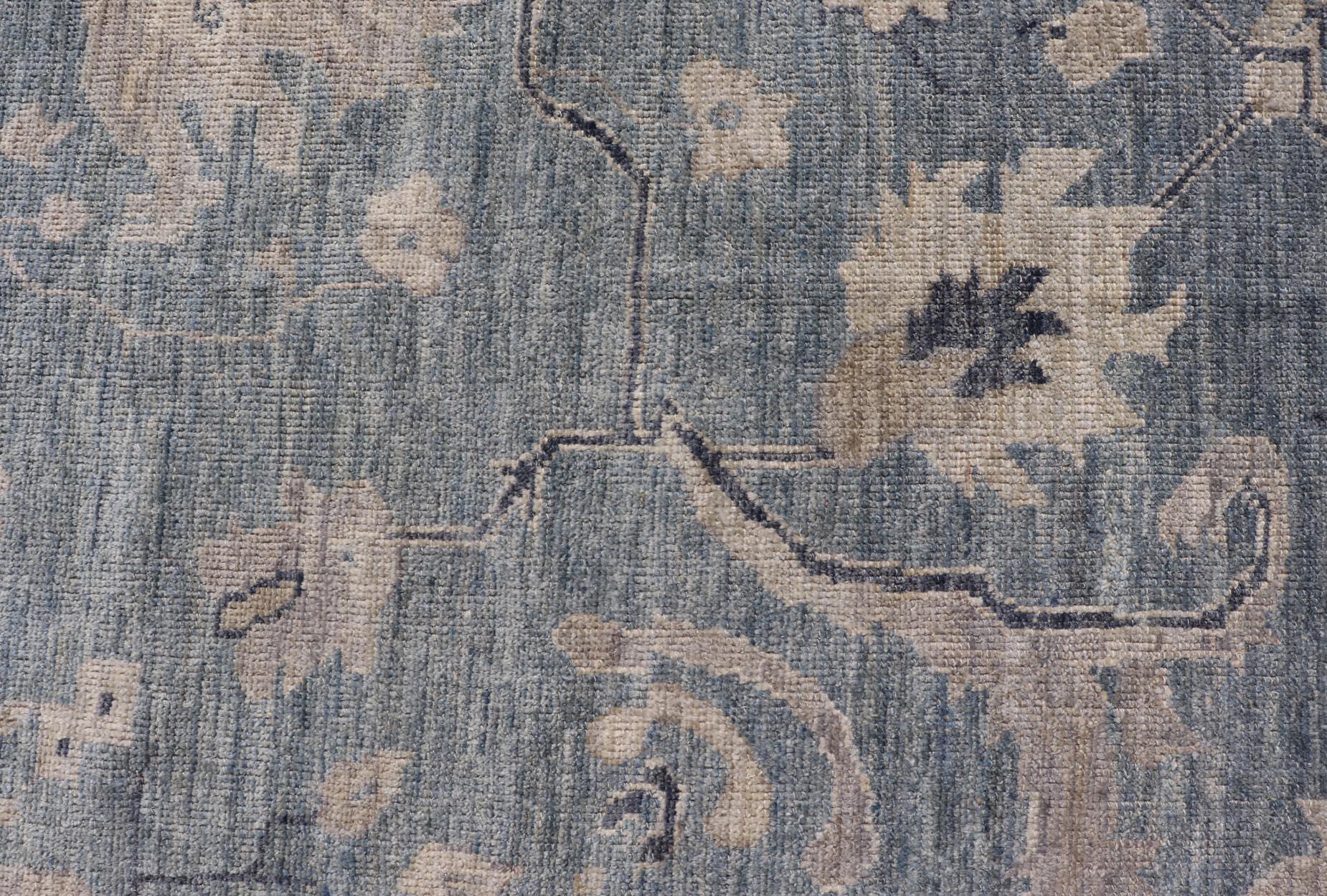 Tapis turc Angora Oushak en bleu serein et gris doux Keivan Woven Arts en vente 2
