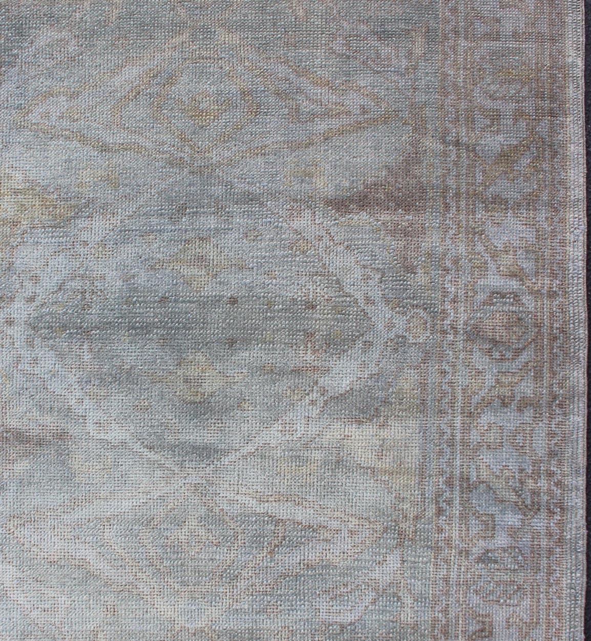 Alfombra Angora Turca Oushak Con Medallón Azul by Keivan Woven Arts Turco en venta