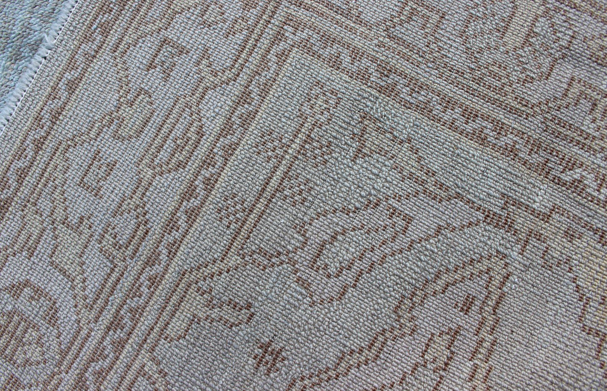 Alfombra Angora Turca Oushak Con Medallón Azul by Keivan Woven Arts Anudado a mano en venta