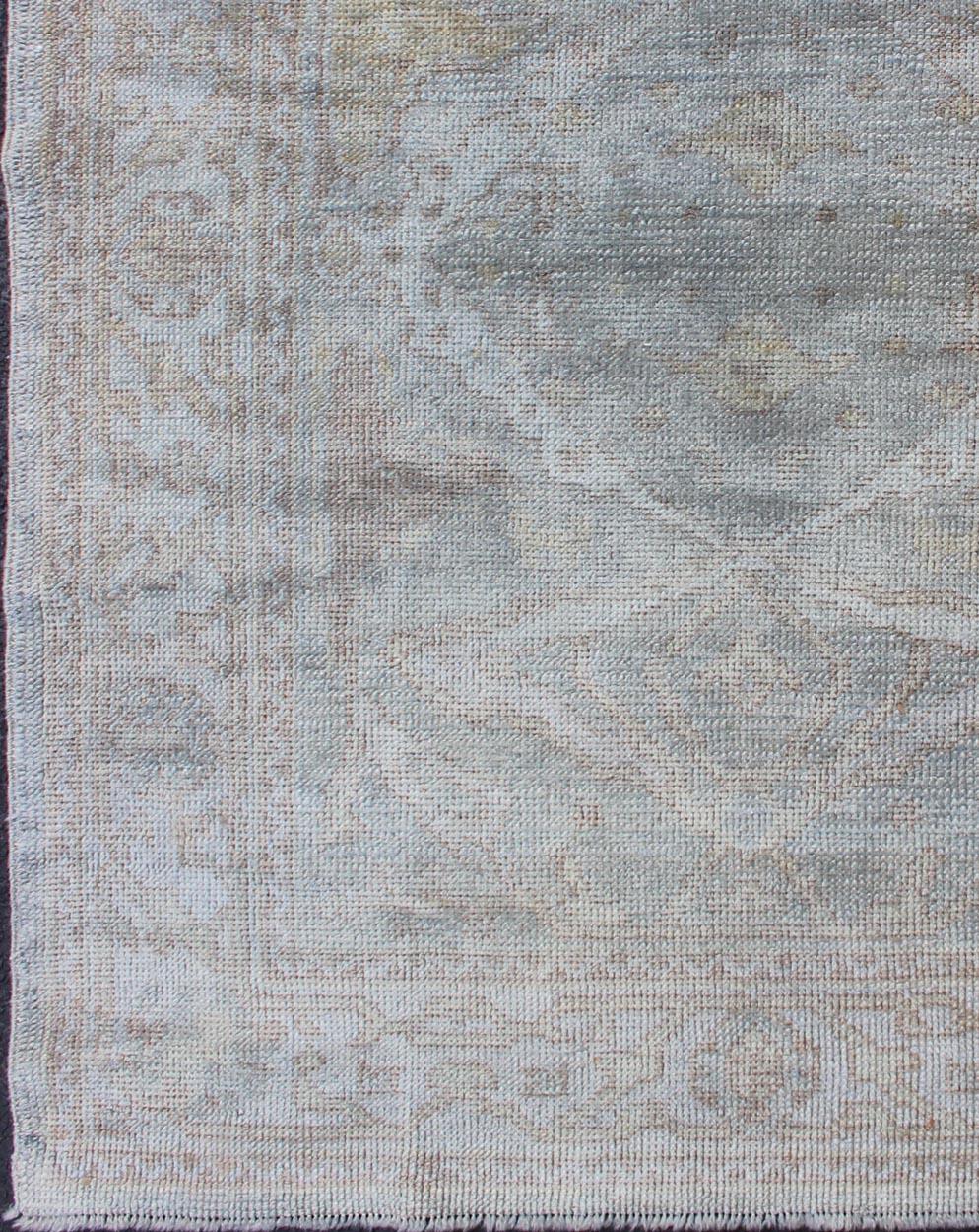 Alfombra Angora Turca Oushak Con Medallón Azul by Keivan Woven Arts en Excelente estado para la venta en Atlanta, GA