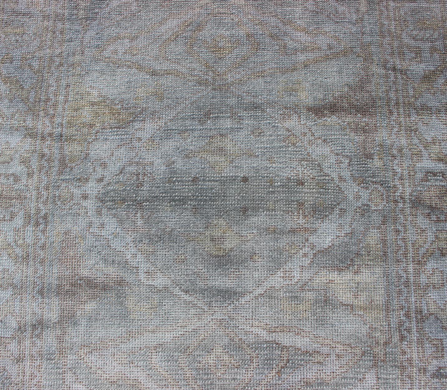 Alfombra Angora Turca Oushak Con Medallón Azul by Keivan Woven Arts en venta 2
