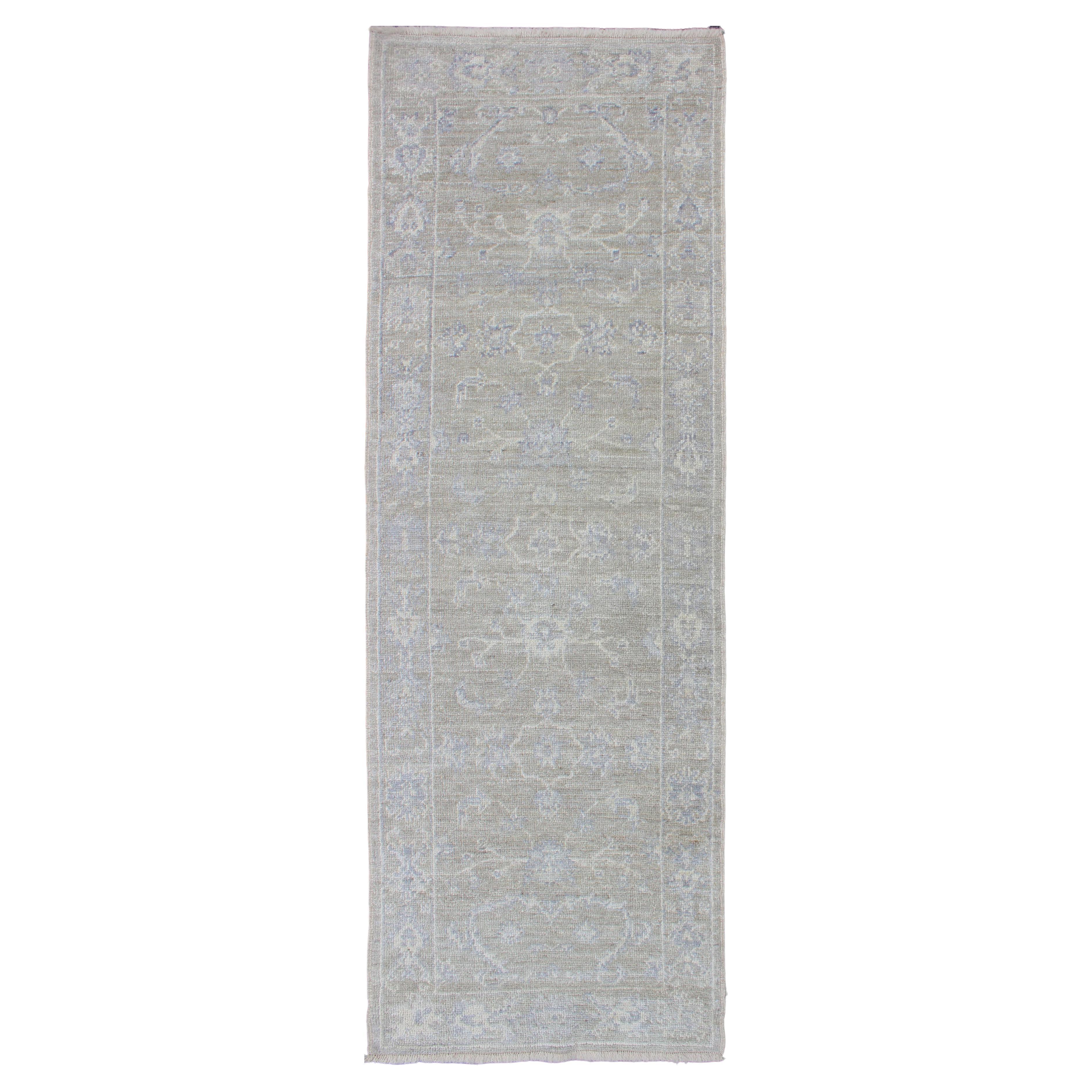 Angora Türkisch Oushak Läufer in blassem Grau mit verblassten blauen Blumenmotiven2
8 x 8
5 im Angebot