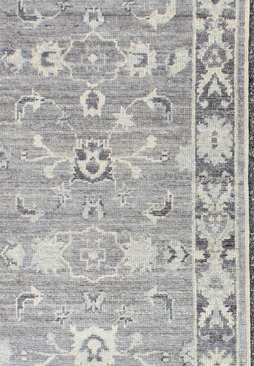 Misure: 2'8 x 10'1 

Tappeto Angora Oushak turco in grigio tenue e avorio con motivi floreali di 2'8 x 10'1. Tappeto Keivan Woven Arts /AN-123665 / Inizio XXI secolo, Oushak turco.

Tessuto a mano in lussuosa lana d'Angora, questo runner turco