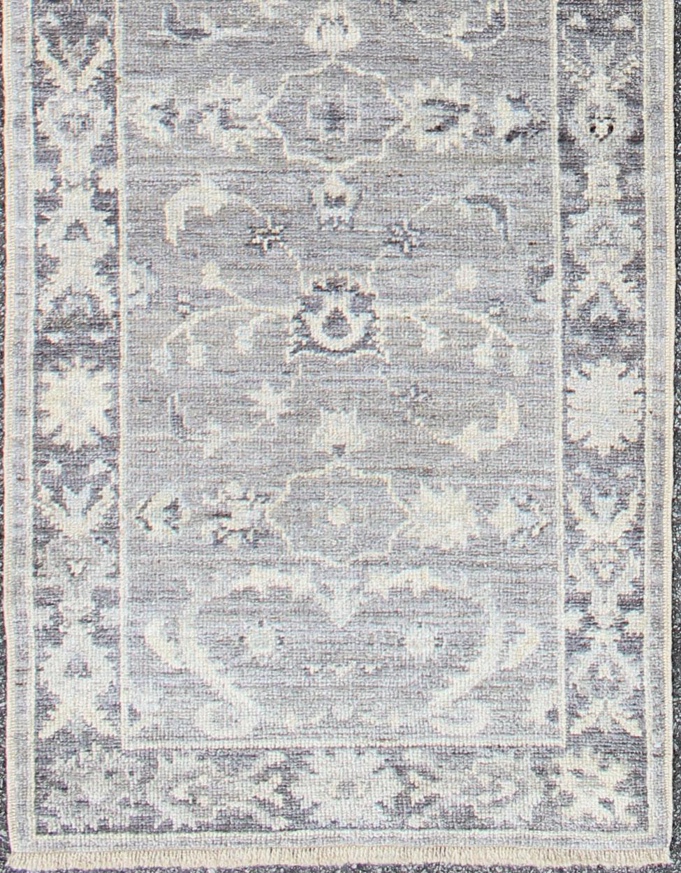 Turco Runner turco Angora Oushak in grigio e avorio con fiori 2'8 x 10'1 in vendita