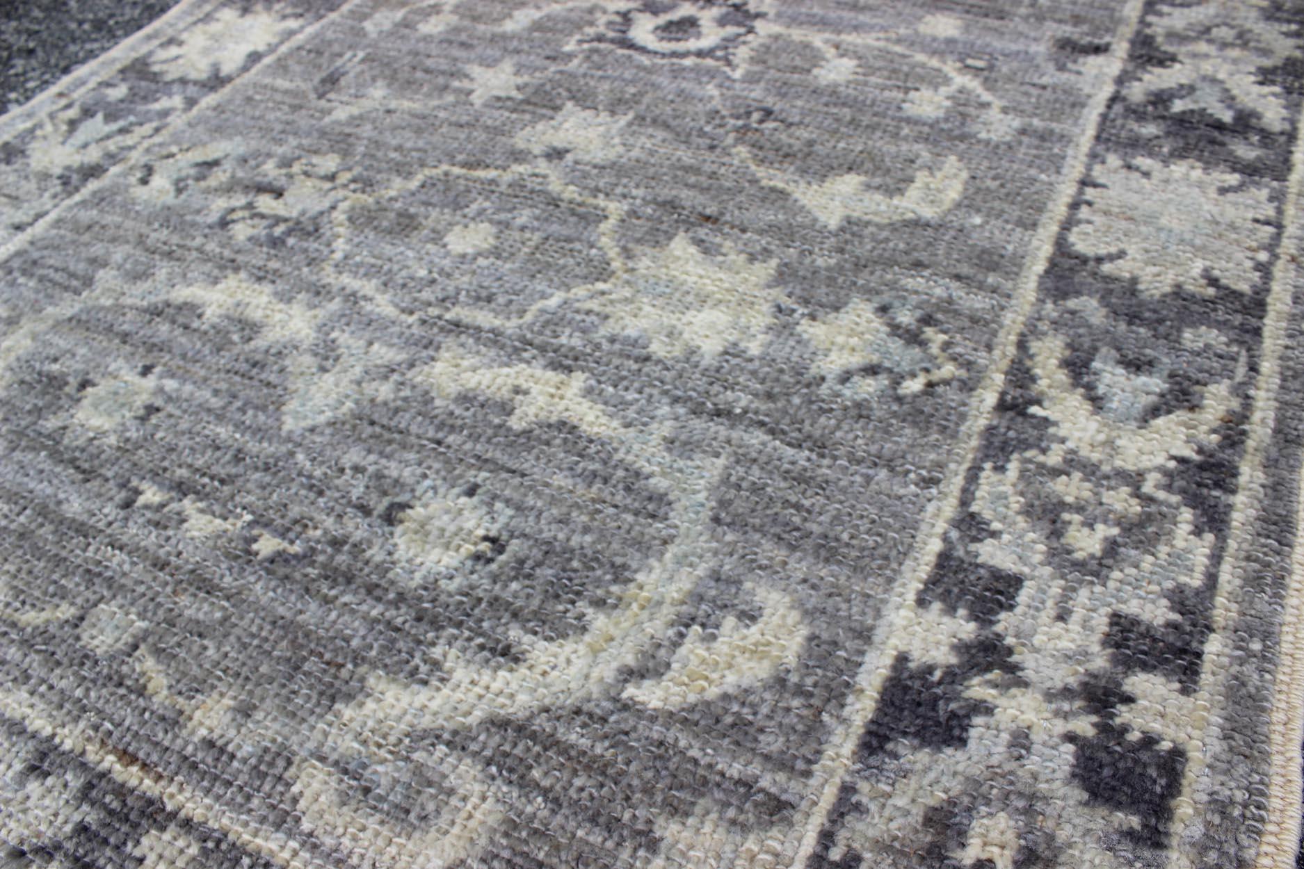 Annodato a mano Runner turco Angora Oushak in grigio e avorio con fiori 2'8 x 10'1 in vendita