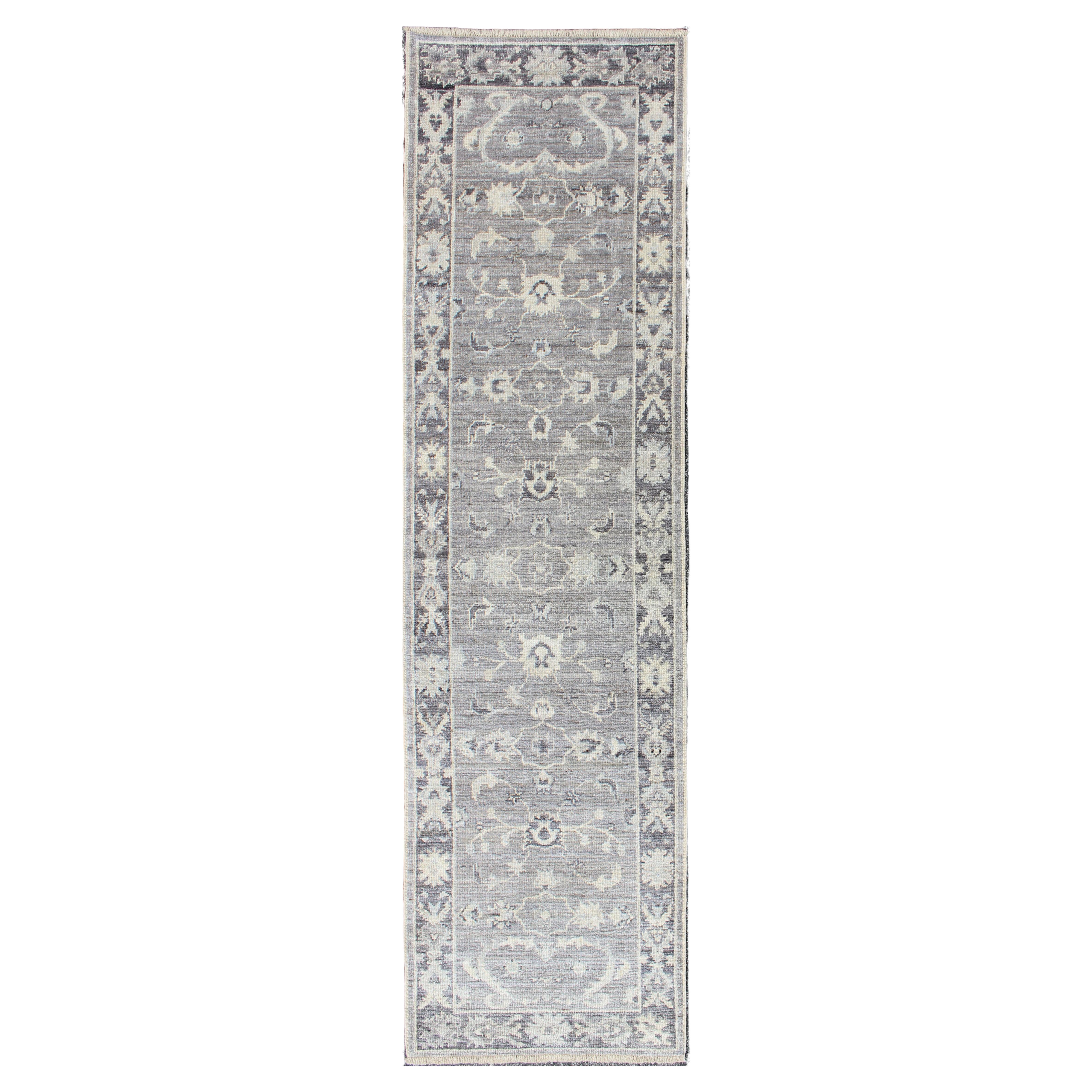 Runner turco Angora Oushak in grigio e avorio con fiori 2'8 x 10'1 in vendita