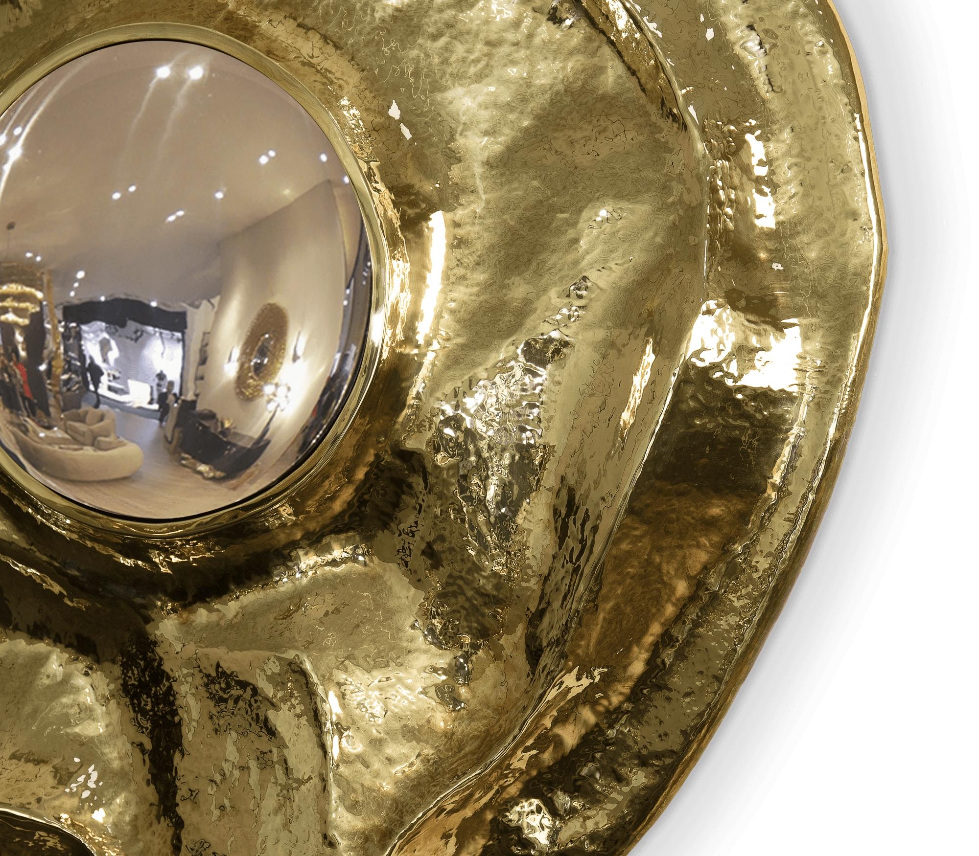 Sculpté à la main Miroir Angra en laiton et nickel martelé à la main - Boca do Lobo en vente