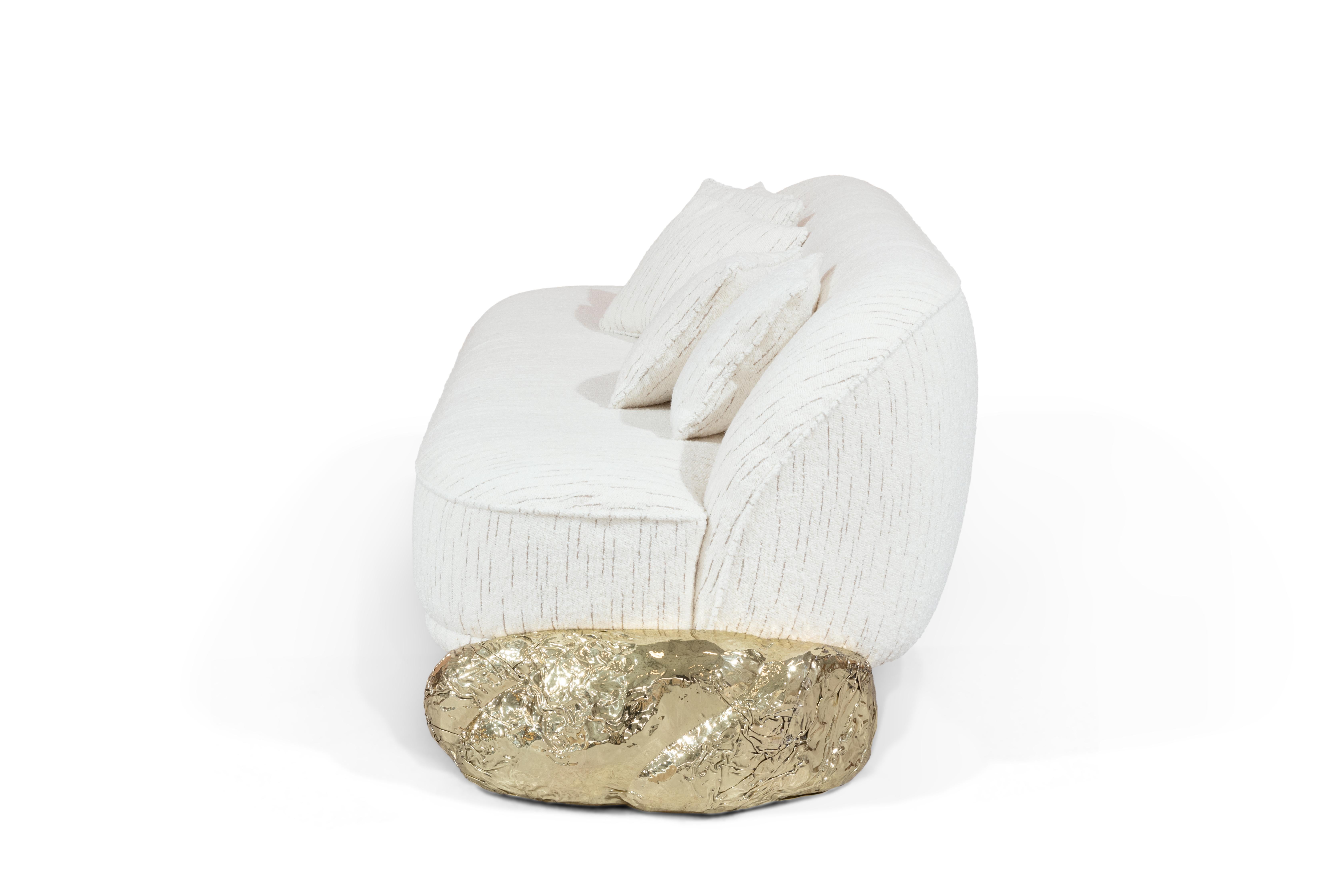Angra Weißes Sofa – hand Poliertes, gehämmertes, gehämmertes Messing und Polsterung – Boca do Lobo (Portugiesisch) im Angebot