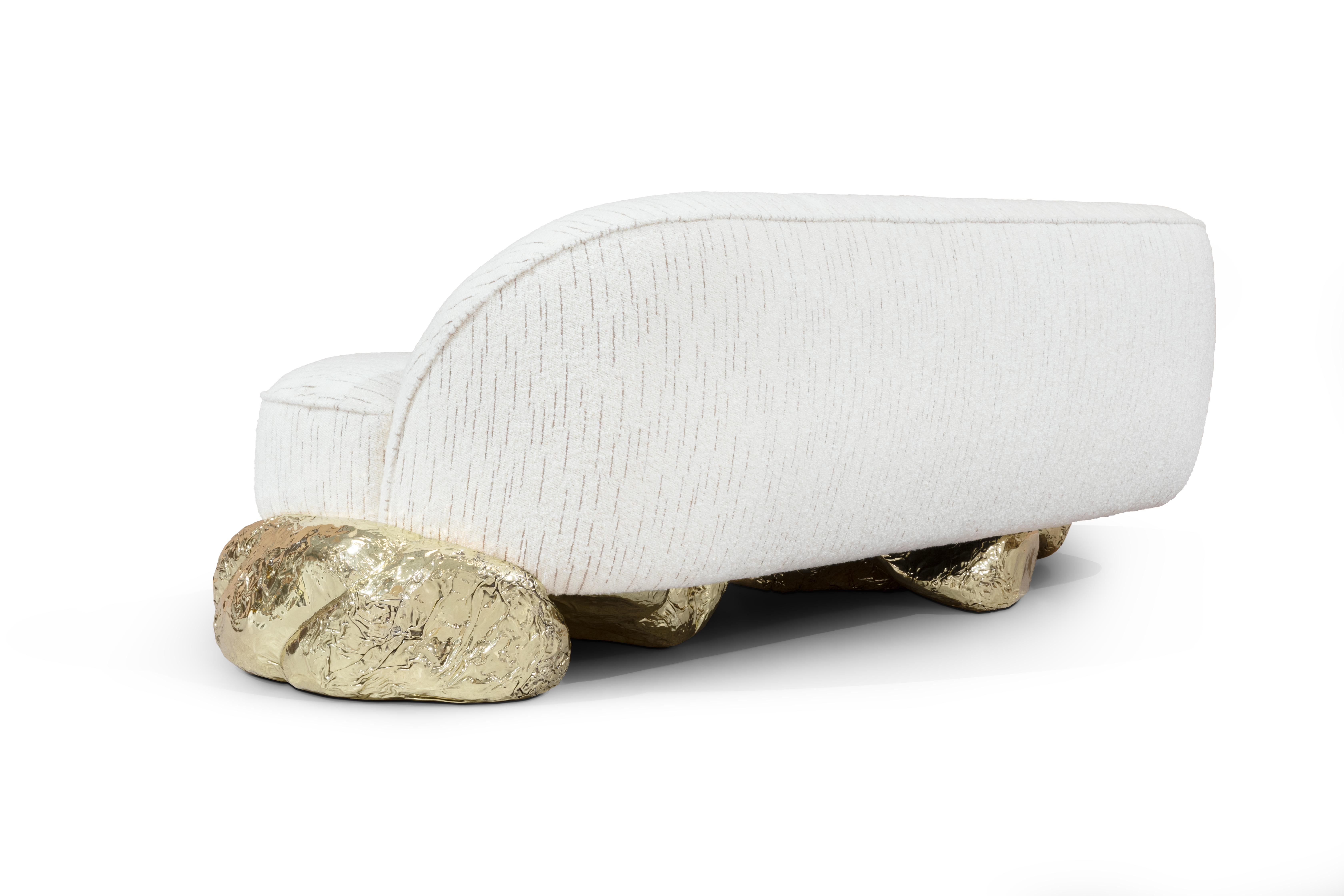 Angra Weißes Sofa – hand Poliertes, gehämmertes, gehämmertes Messing und Polsterung – Boca do Lobo (Handgeschnitzt) im Angebot