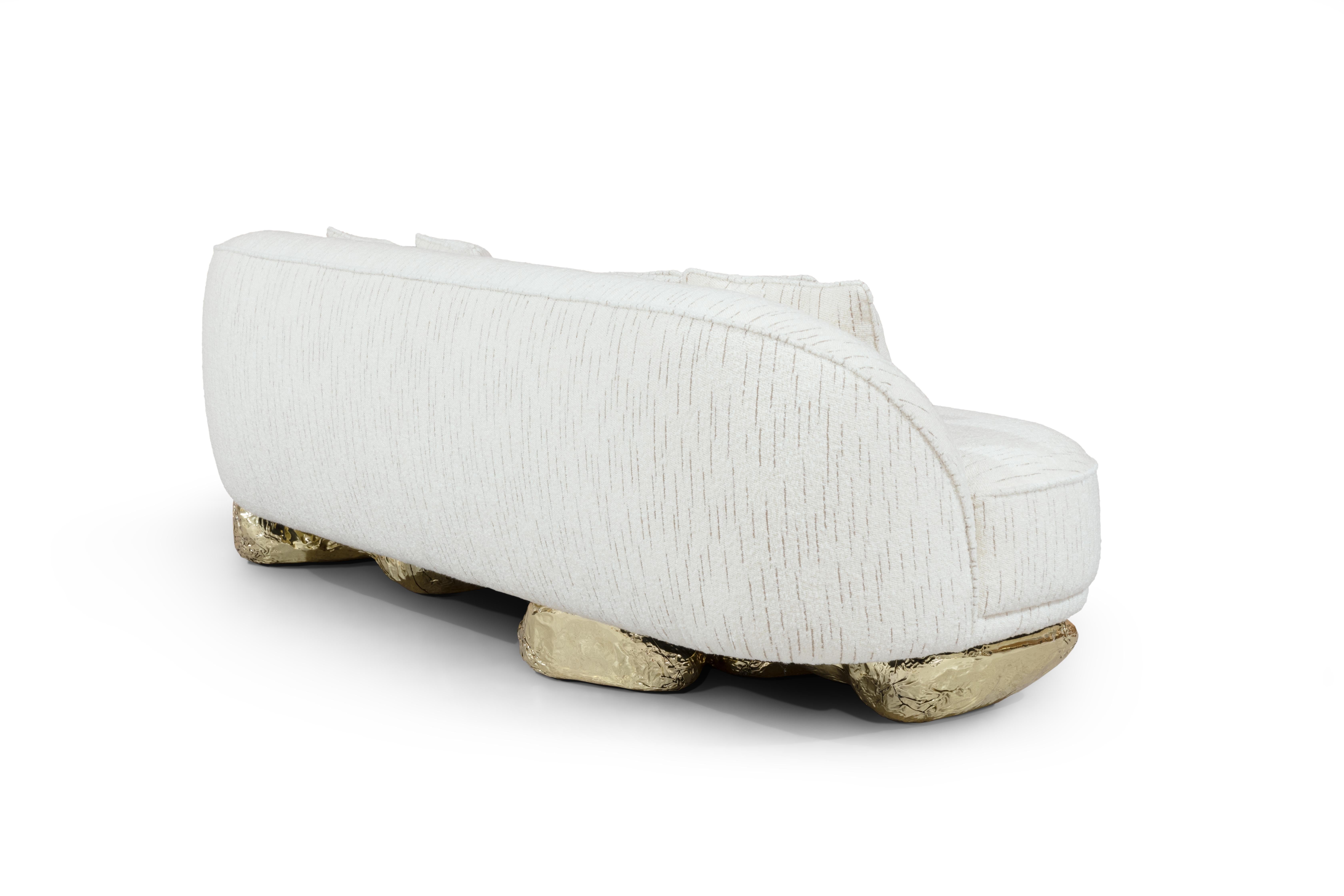 Angra Weißes Sofa – hand Poliertes, gehämmertes, gehämmertes Messing und Polsterung – Boca do Lobo (21. Jahrhundert und zeitgenössisch) im Angebot