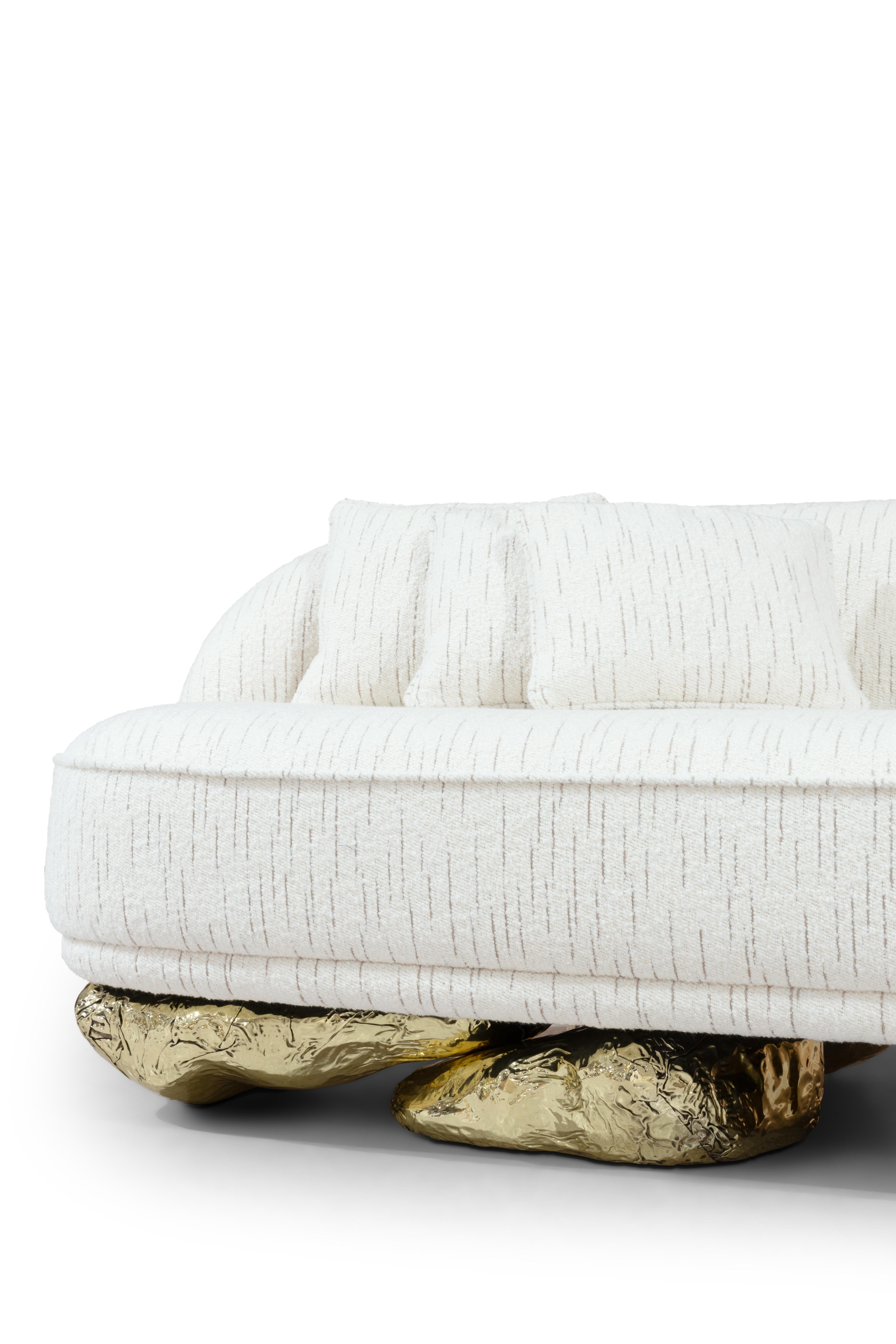 Angra Weißes Sofa – hand Poliertes, gehämmertes, gehämmertes Messing und Polsterung – Boca do Lobo im Angebot 2