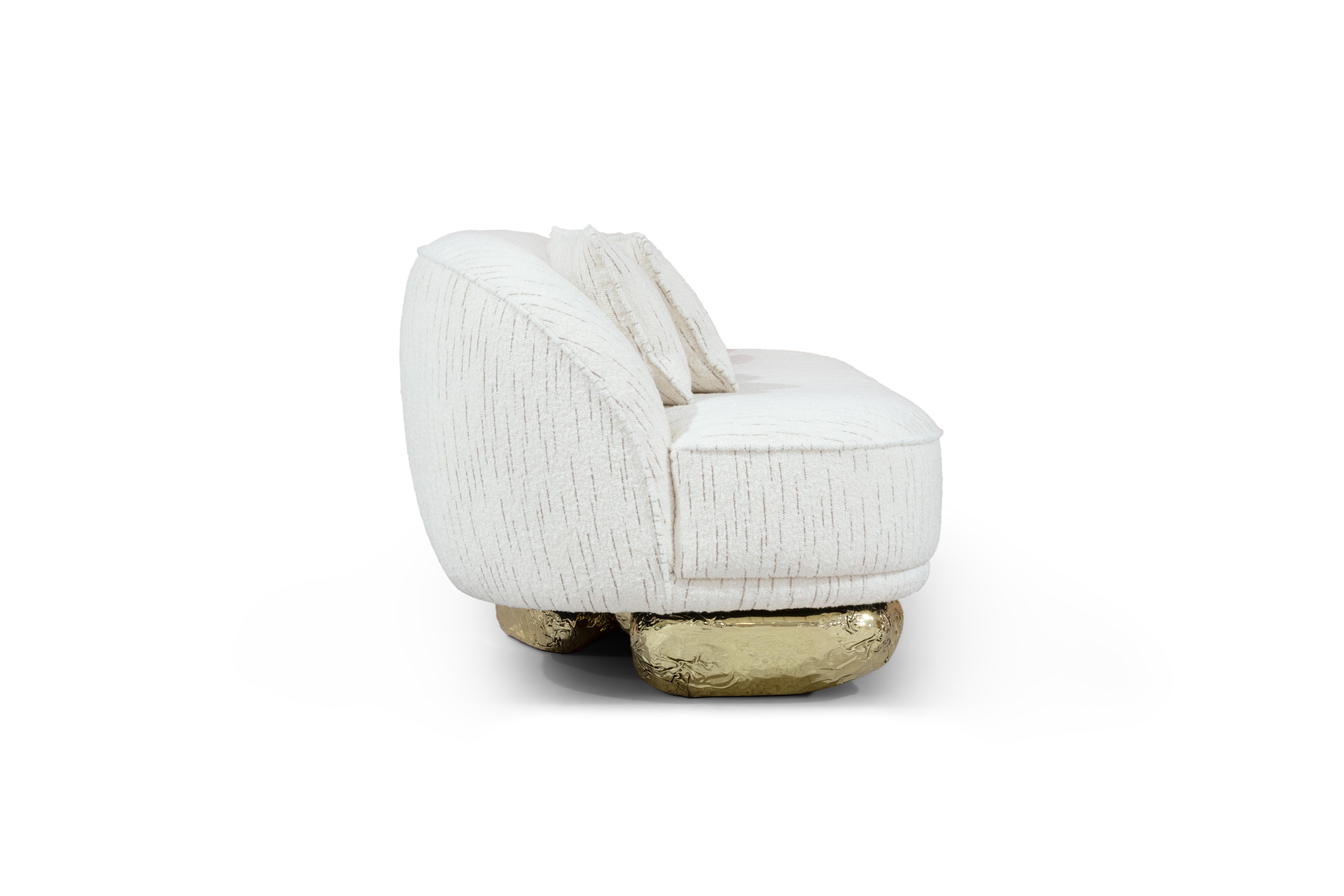 Angra Weißes Sofa – hand Poliertes, gehämmertes, gehämmertes Messing und Polsterung – Boca do Lobo (Metall) im Angebot