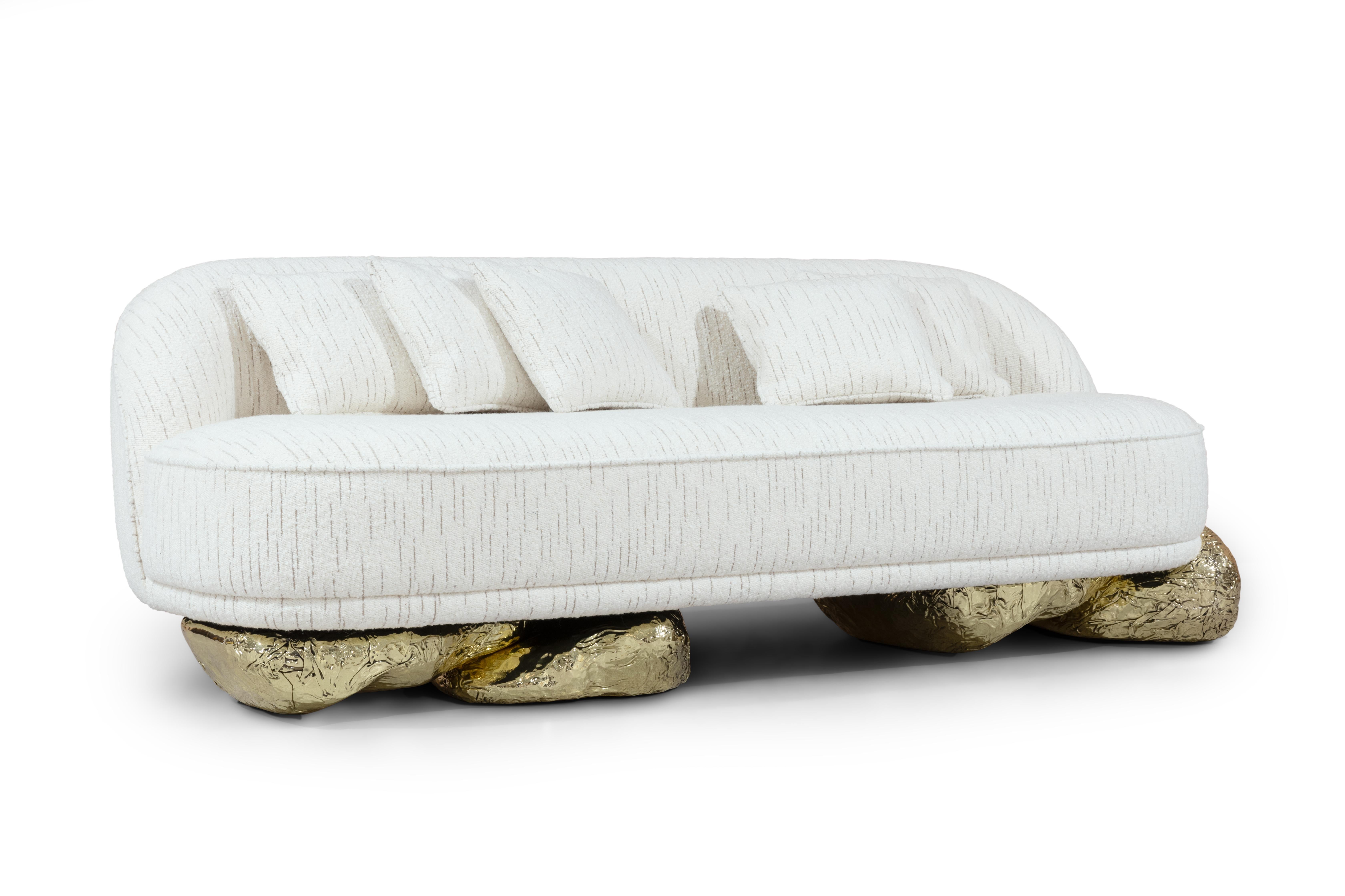 Angra Weißes Sofa – hand Poliertes, gehämmertes, gehämmertes Messing und Polsterung – Boca do Lobo im Angebot 1