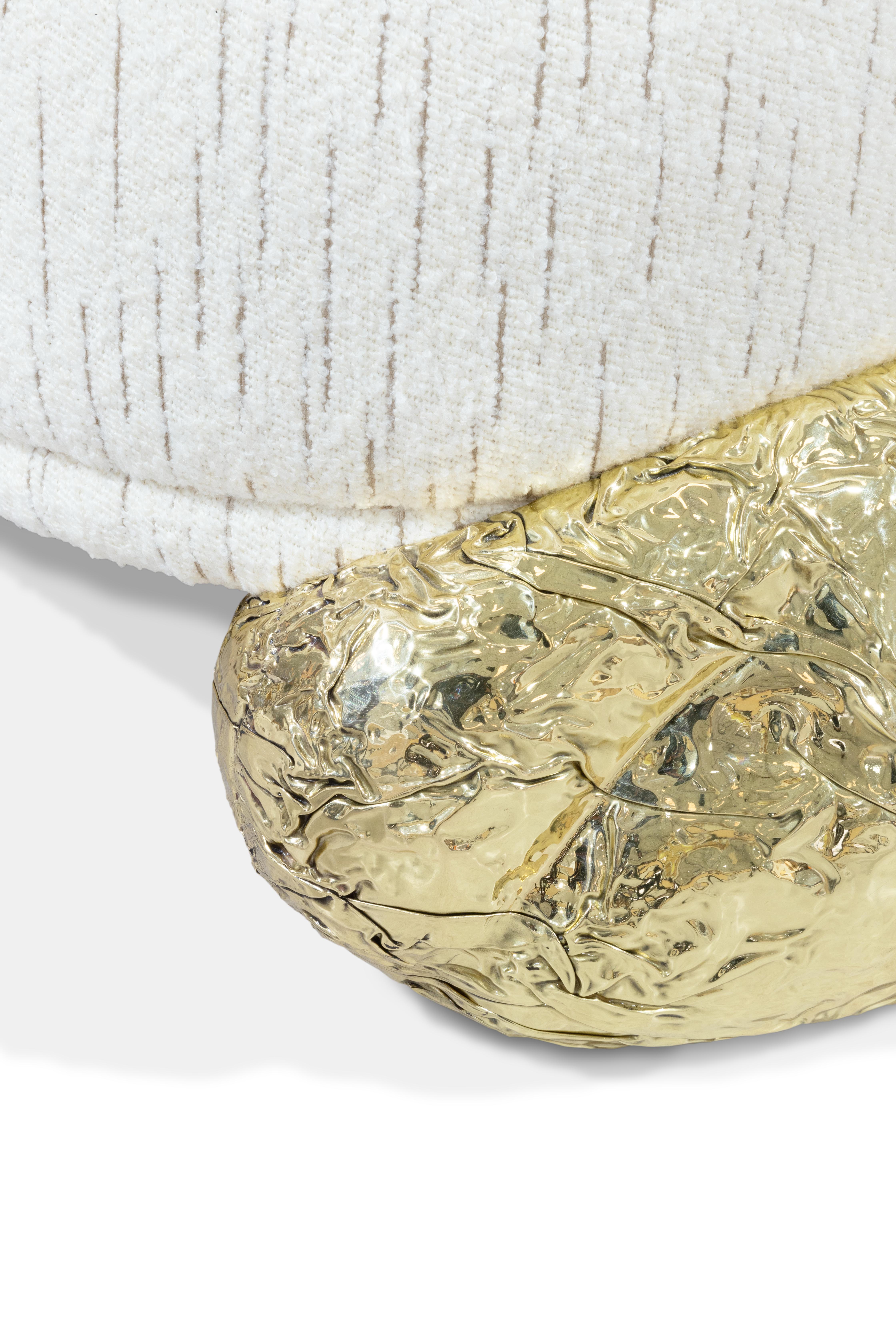 Angra Weißes Sofa – hand Poliertes, gehämmertes, gehämmertes Messing und Polsterung – Boca do Lobo im Angebot 4