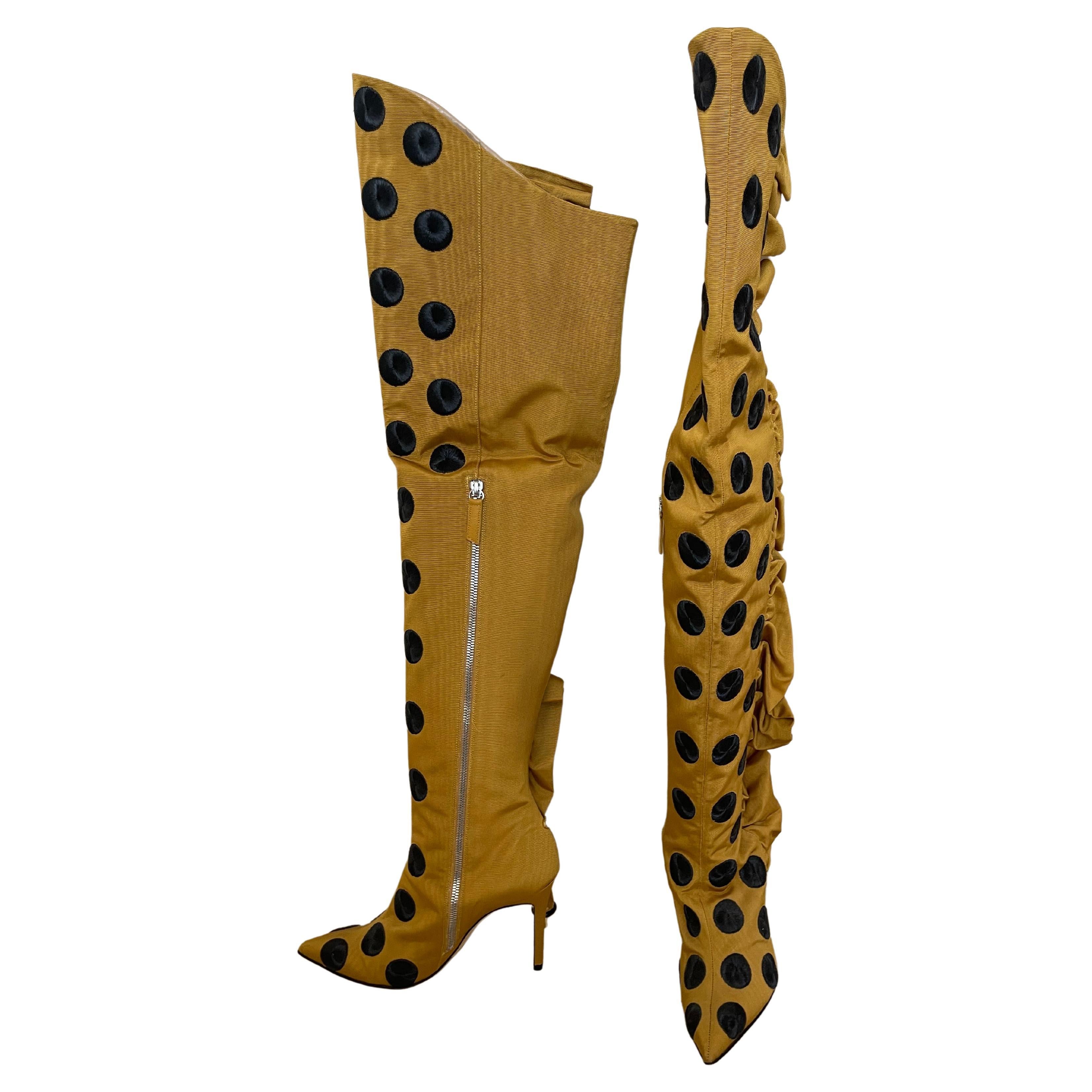 Angradema super high boots
Super high yellow boots with black polka dots, thin heel, pointed finish and a vertical ruffle that runs along the entire shaft

As a starting point, Angradema López explains that in addition to women and femininity ,