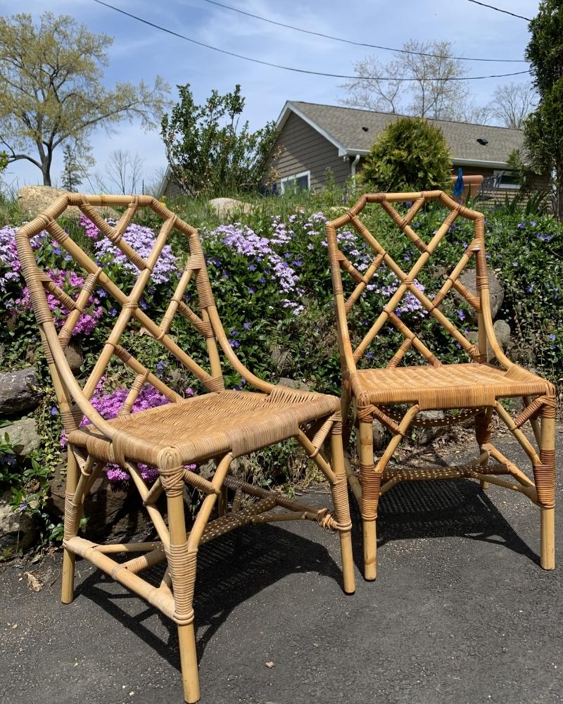 Description du produit : Chaises d'appoint en bambou et rotin de style Chippendale Chinoiserie - une paire

Ajoutez une touche de chic bohème vintage à votre intérieur avec cette superbe paire de chaises d'appoint en rotin osier bambou de style