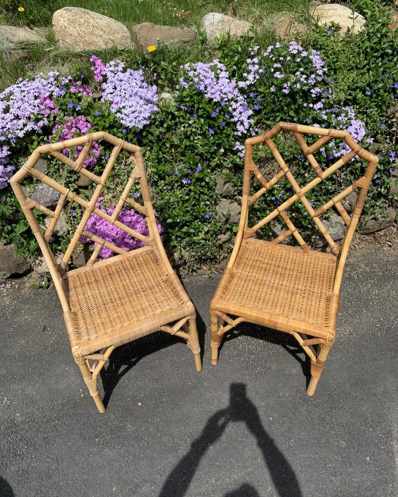 Paire de chaises d'appoint Angraves de style chinoiserie Chippendale en bambou, osier et rotin en vente 1