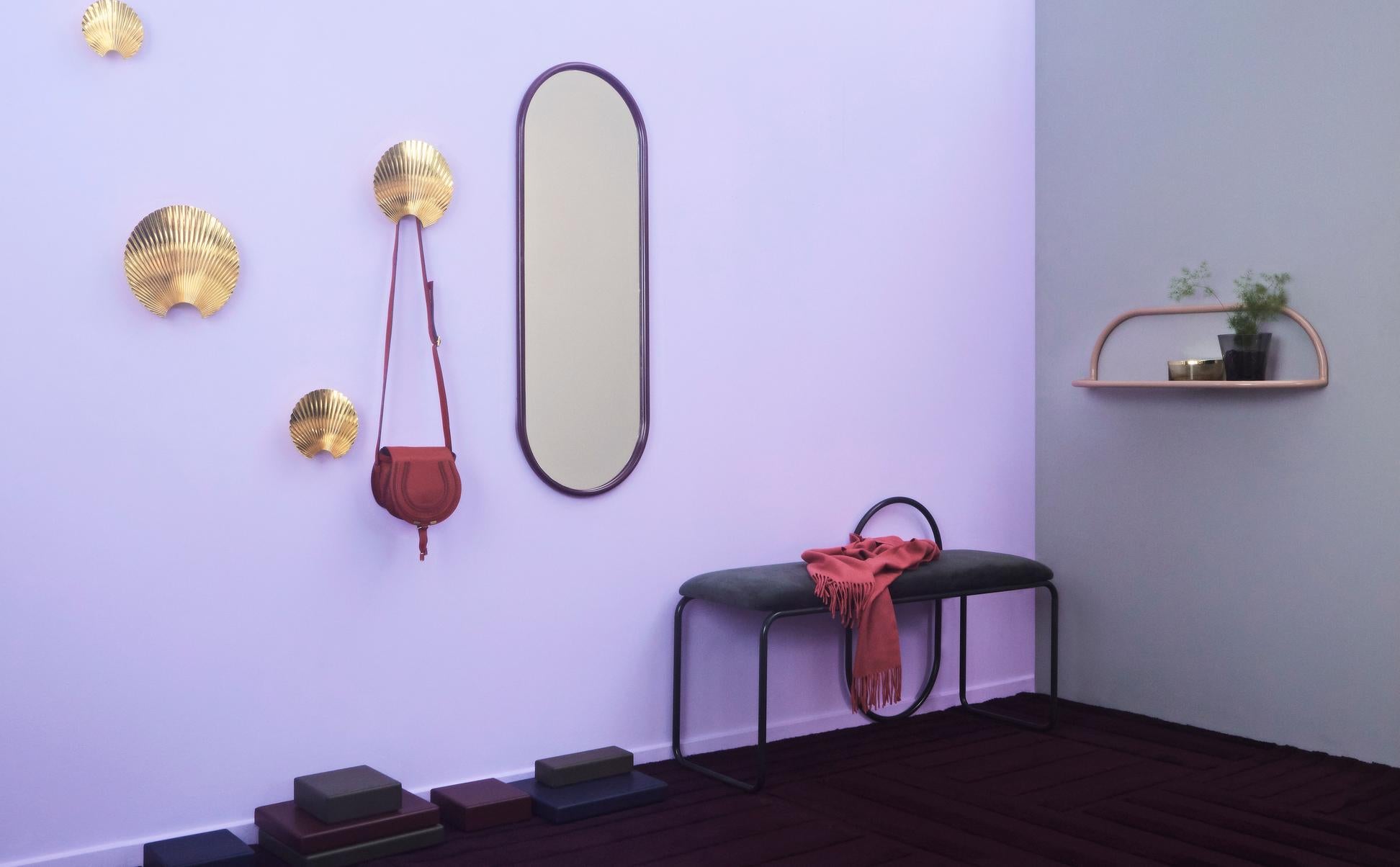 Danois Grand miroir ovale doré Angui en vente