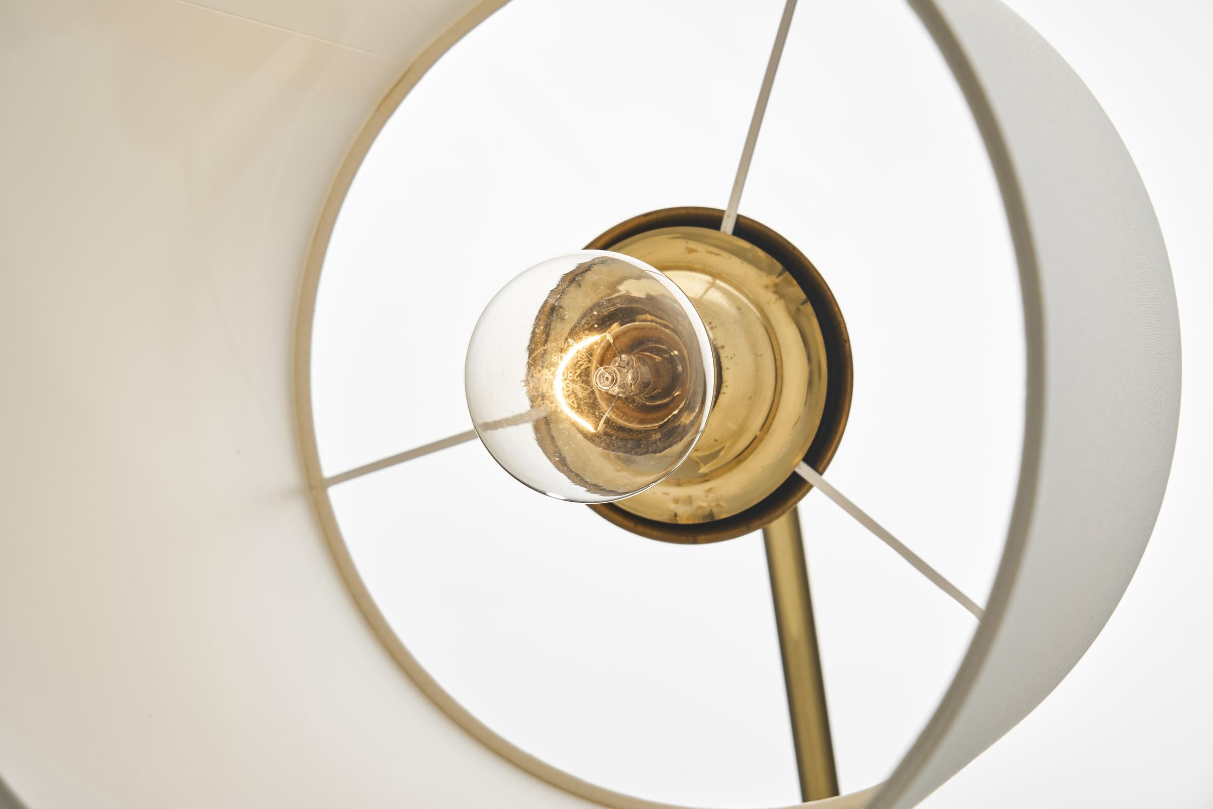 Angewandte Stehlampe aus Messing mit Spiraldekoration, Finnland 1950er Jahre im Angebot 5